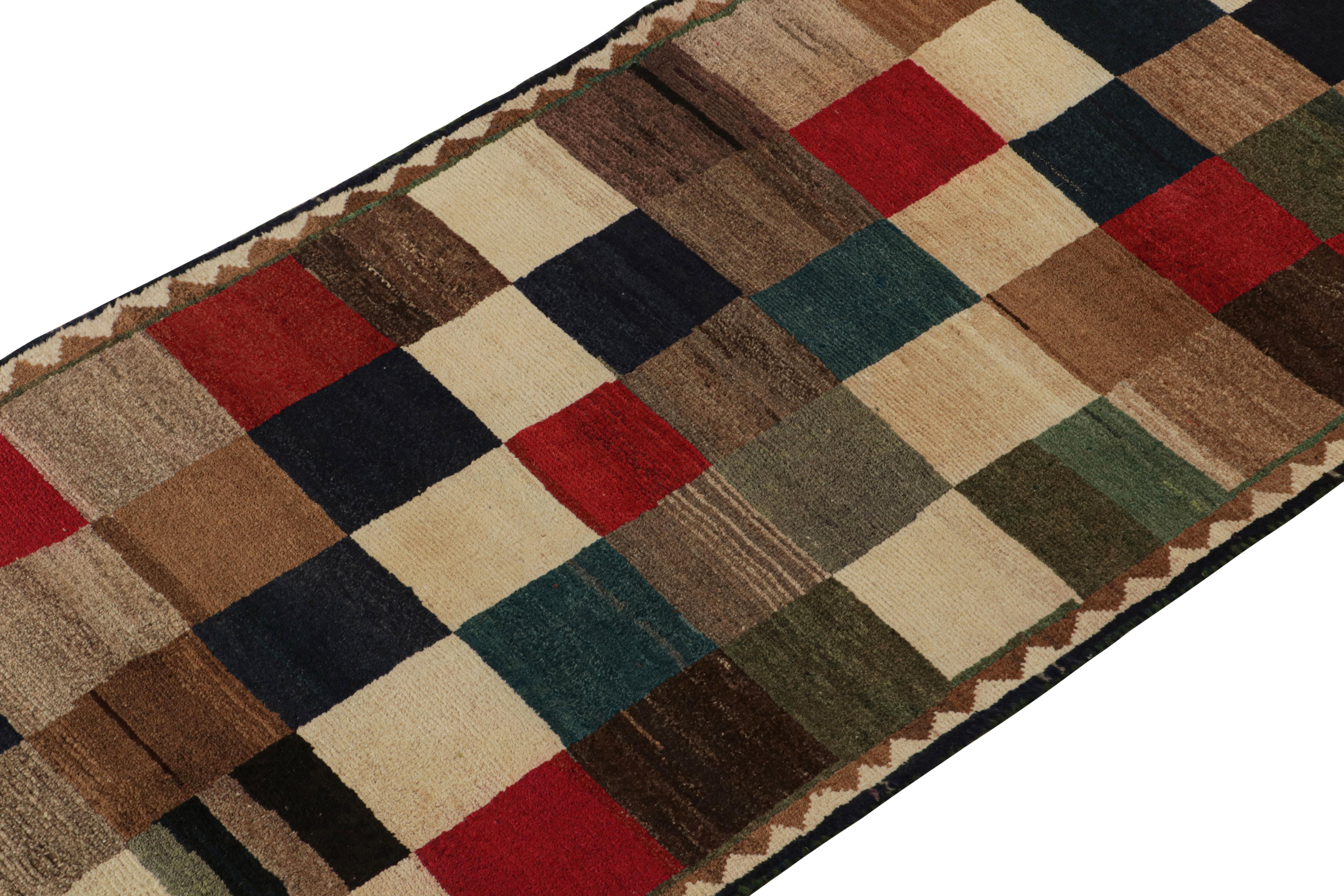 Gabbeh Stammeskunst-Läufer in Beigebraun mit rotem, blauem Quadrat von Rug & Kilim (Handgeknüpft) im Angebot