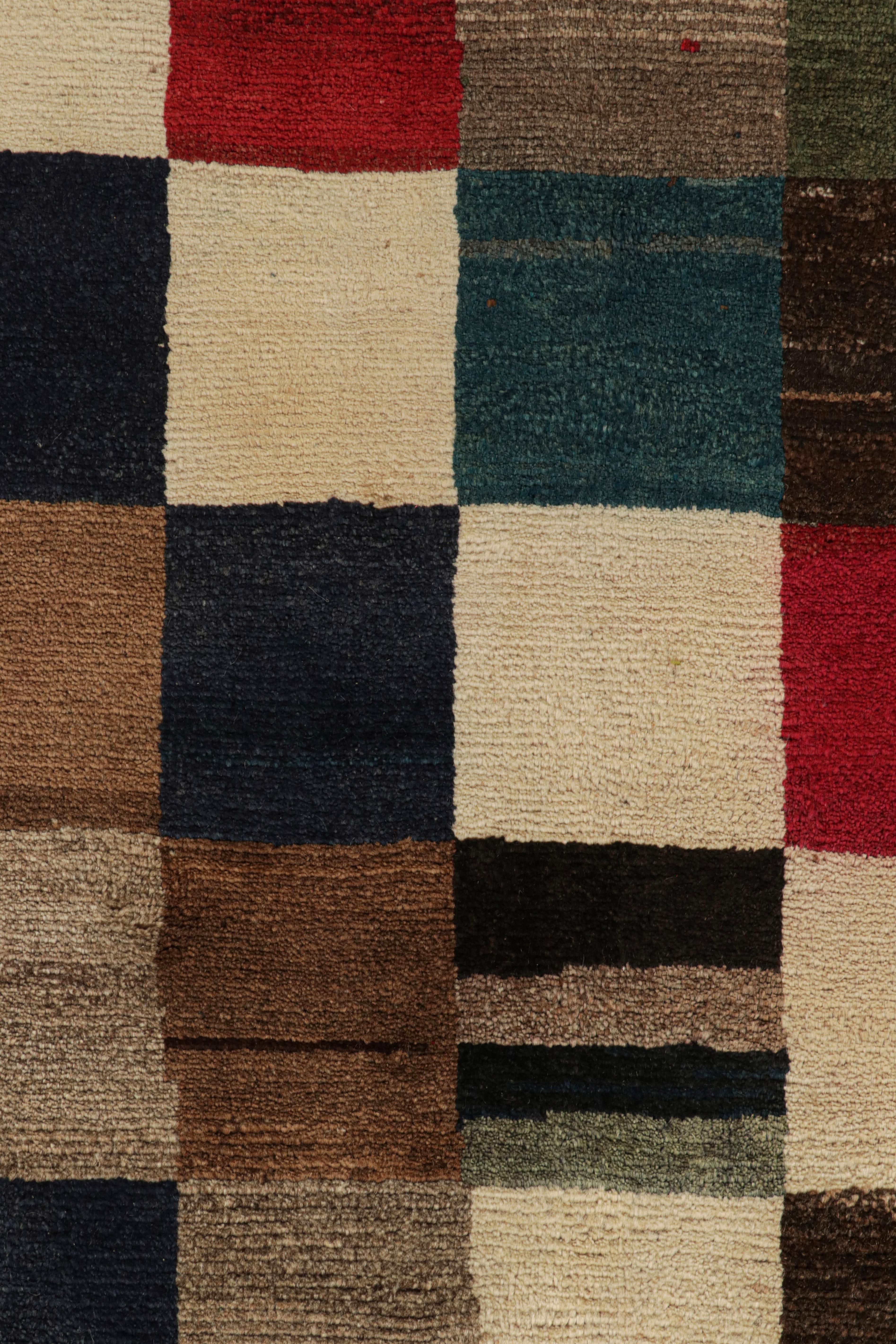Gabbeh Stammeskunst-Läufer in Beigebraun mit rotem, blauem Quadrat von Rug & Kilim (Mitte des 20. Jahrhunderts) im Angebot