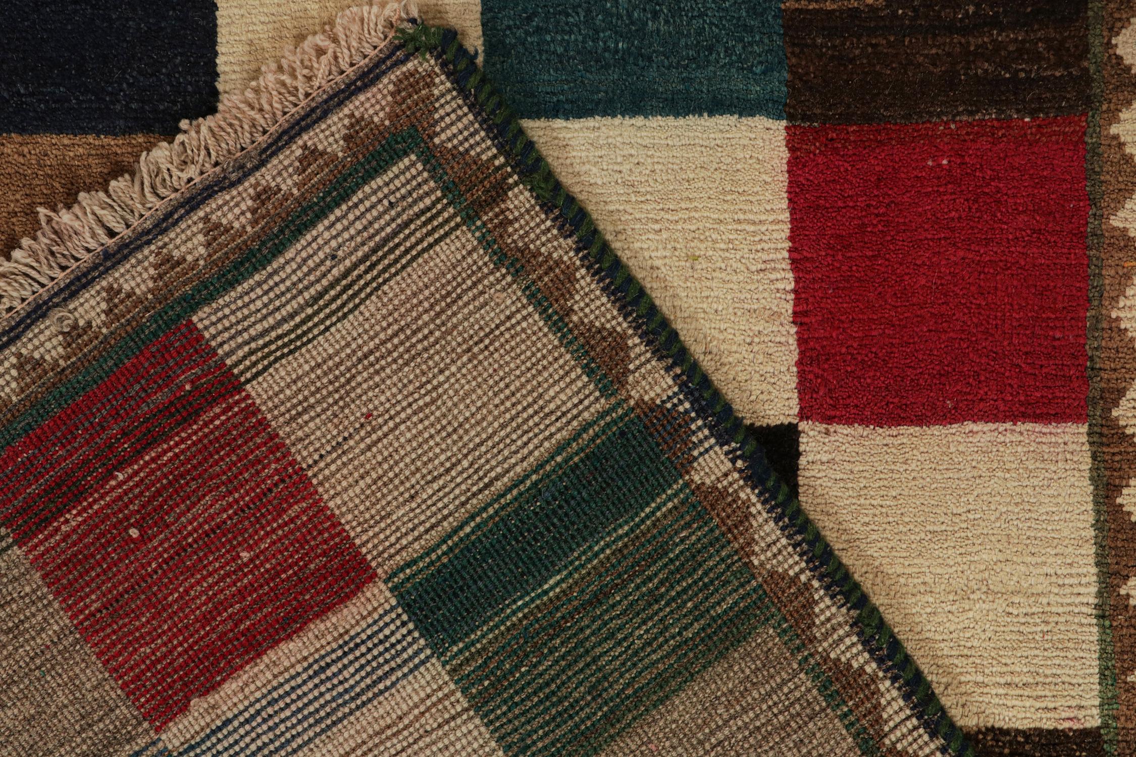 Gabbeh Stammeskunst-Läufer in Beigebraun mit rotem, blauem Quadrat von Rug & Kilim (Wolle) im Angebot