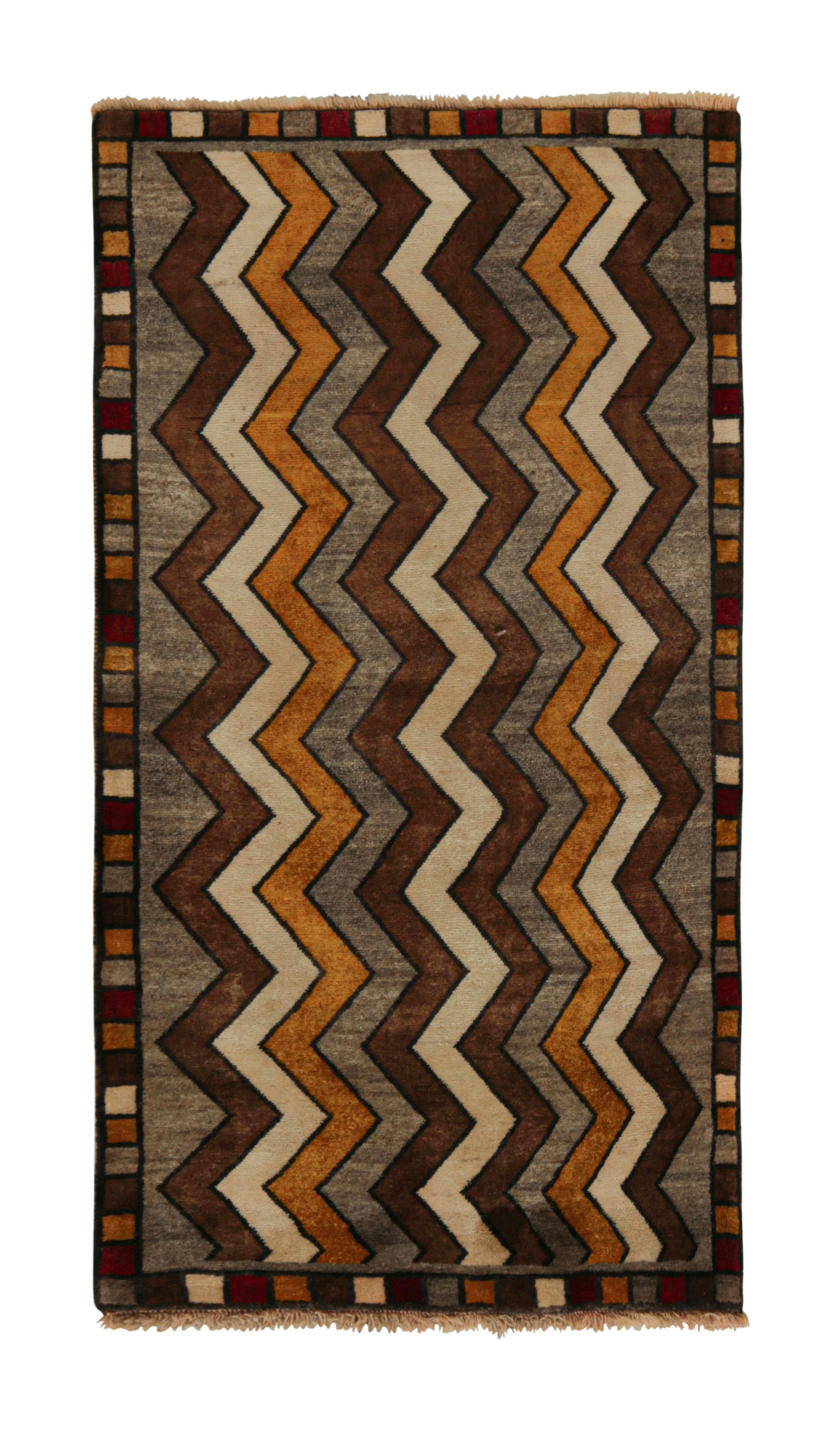 Gabbeh Stammeskunst-Läufer in Grau mit braunem, Chevron-Muster von Teppich & Kilim