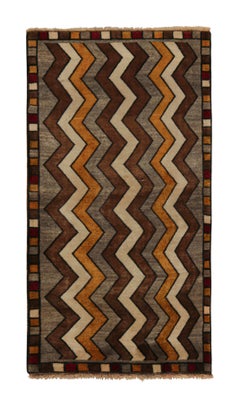 Gabbeh Stammeskunst-Läufer in Grau mit braunem, Chevron-Muster von Teppich & Kilim