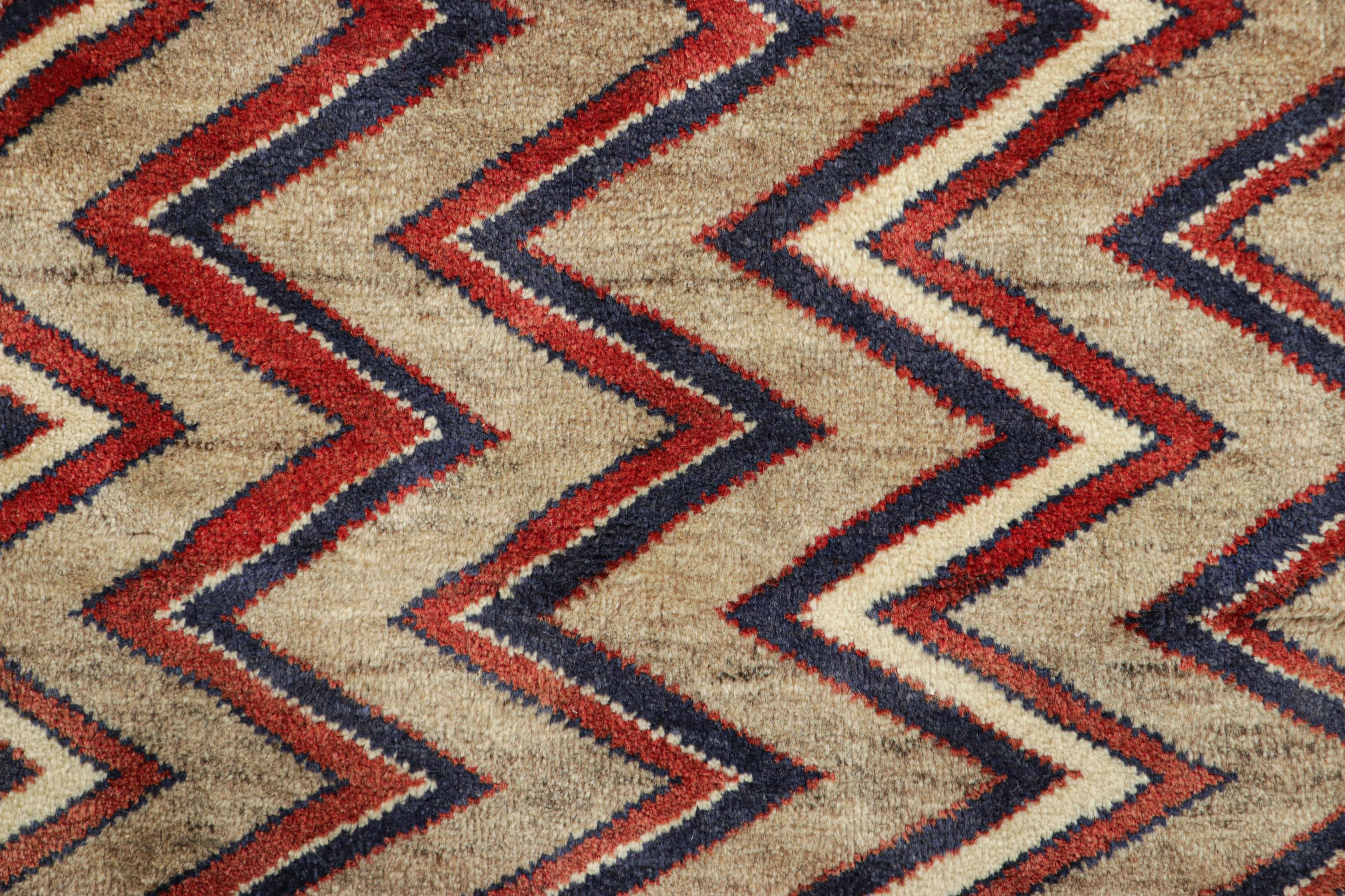 Tribale Vintage Gabbeh Tribal Runner, Tappeto persiano in Taupe con Chevrons - Rug & Kilim in vendita