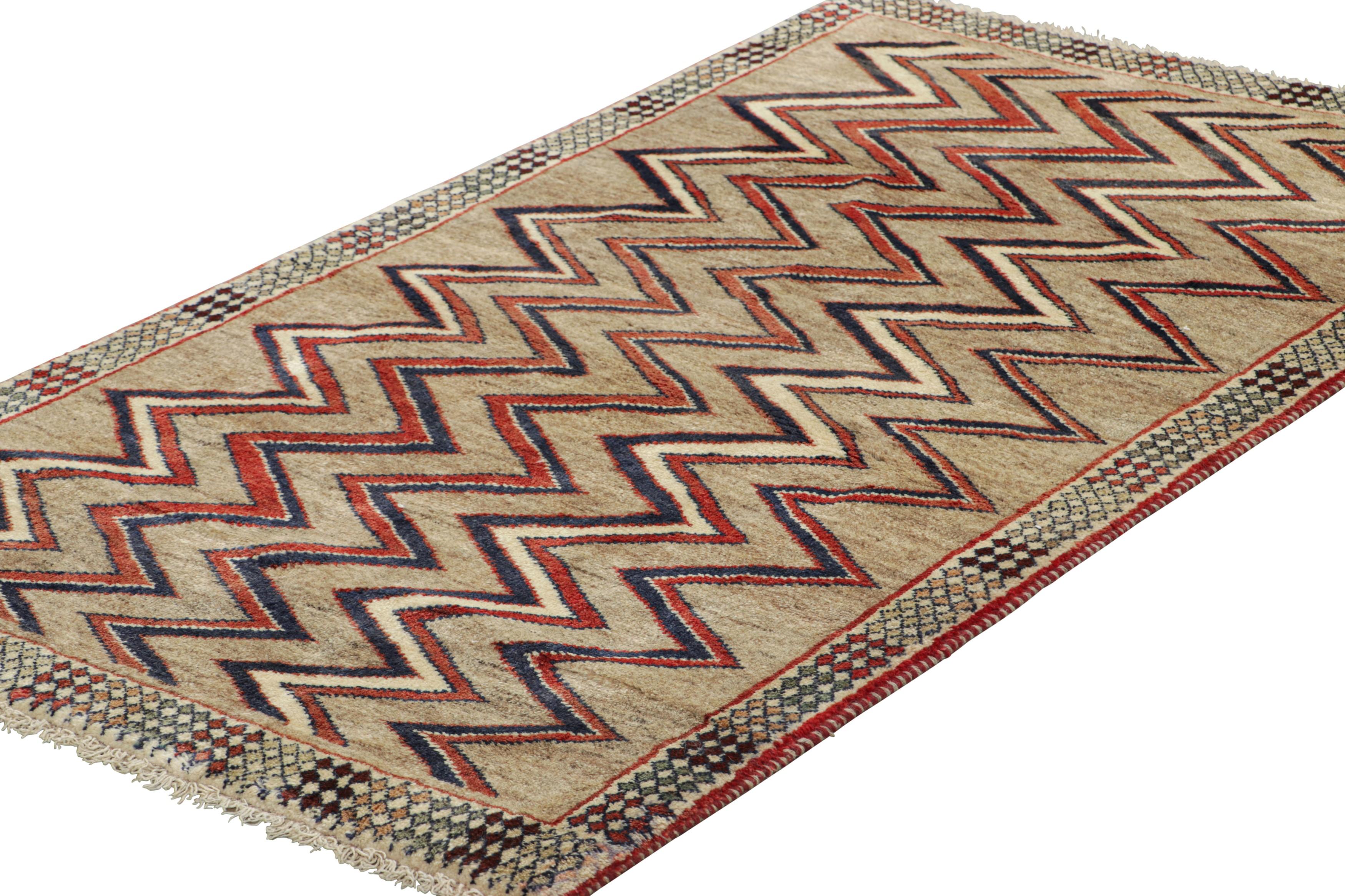 Persiano Vintage Gabbeh Tribal Runner, Tappeto persiano in Taupe con Chevrons - Rug & Kilim in vendita