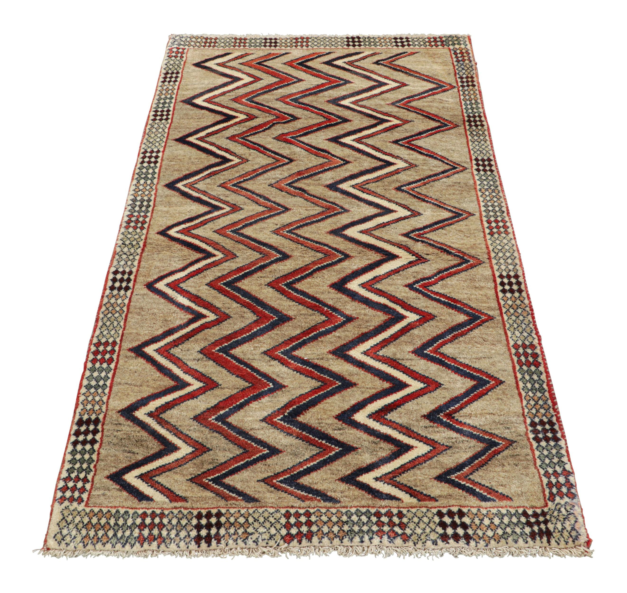 Annodato a mano Vintage Gabbeh Tribal Runner, Tappeto persiano in Taupe con Chevrons - Rug & Kilim in vendita