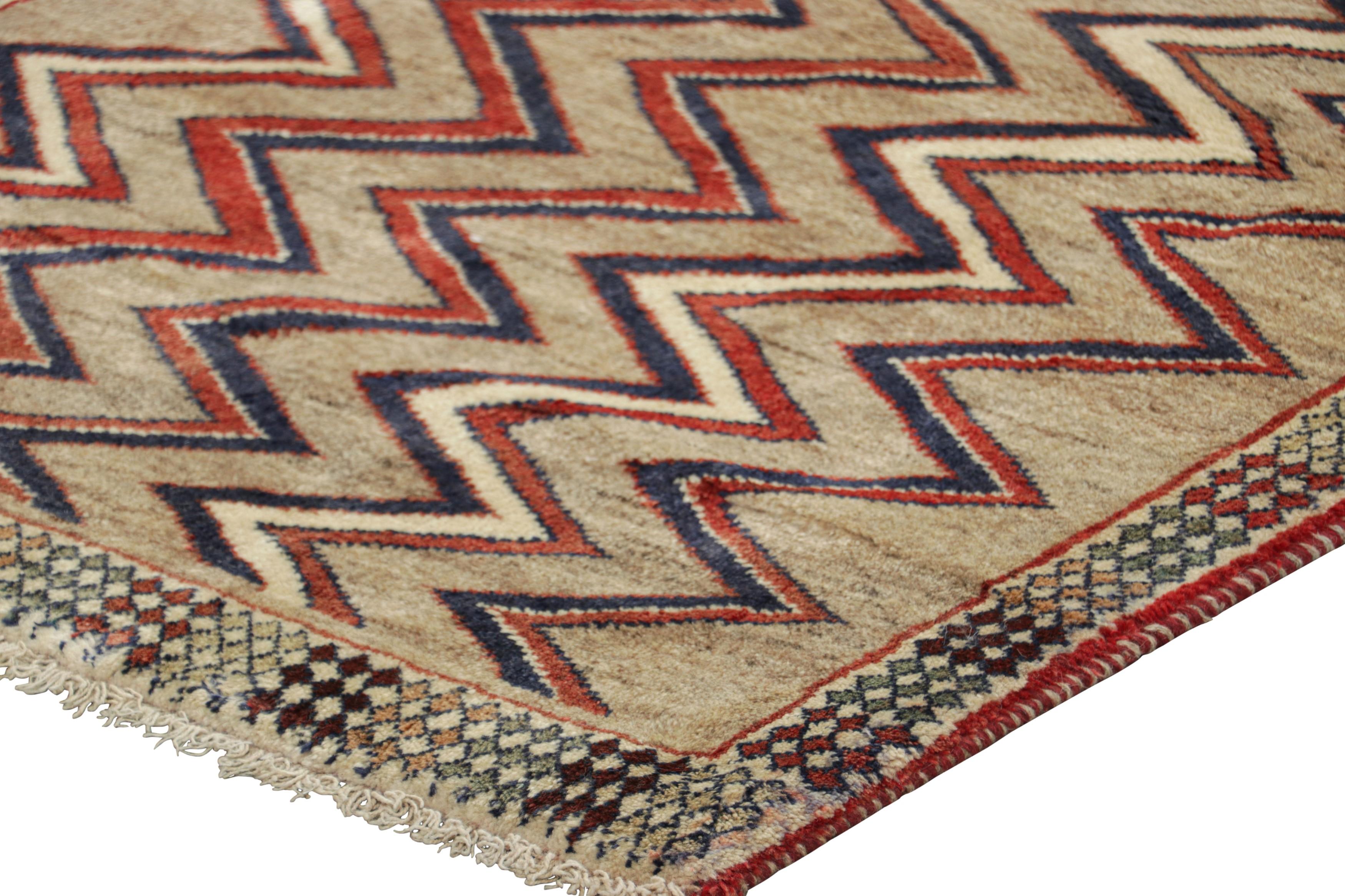 Vintage Gabbeh Tribal Runner, Tappeto persiano in Taupe con Chevrons - Rug & Kilim In condizioni buone in vendita a Long Island City, NY