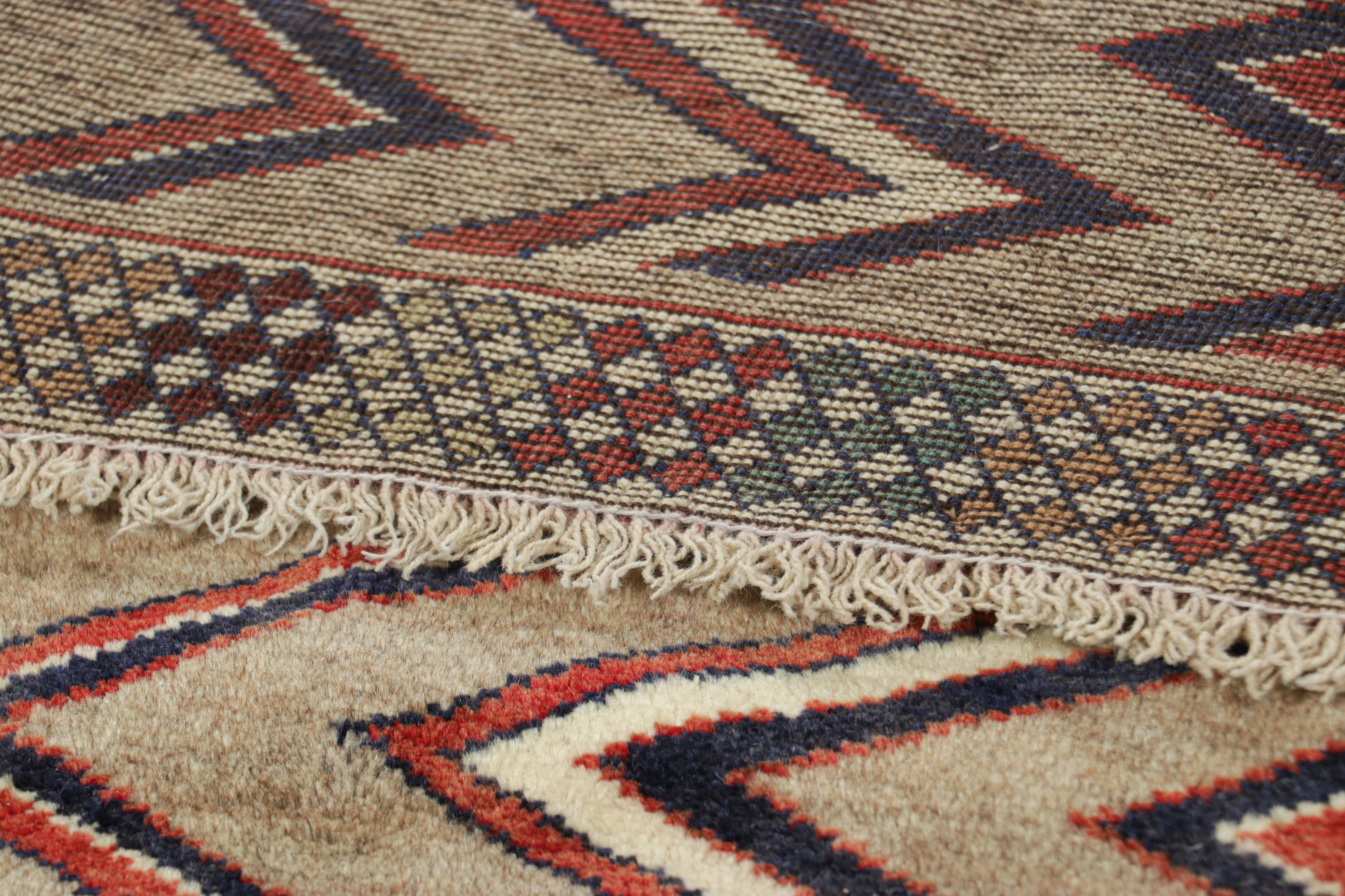 Metà XX secolo Vintage Gabbeh Tribal Runner, Tappeto persiano in Taupe con Chevrons - Rug & Kilim in vendita
