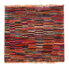 Tapis carré tribal Gabbeh vintage en motifs de stries polychromes par Rug & Kilim