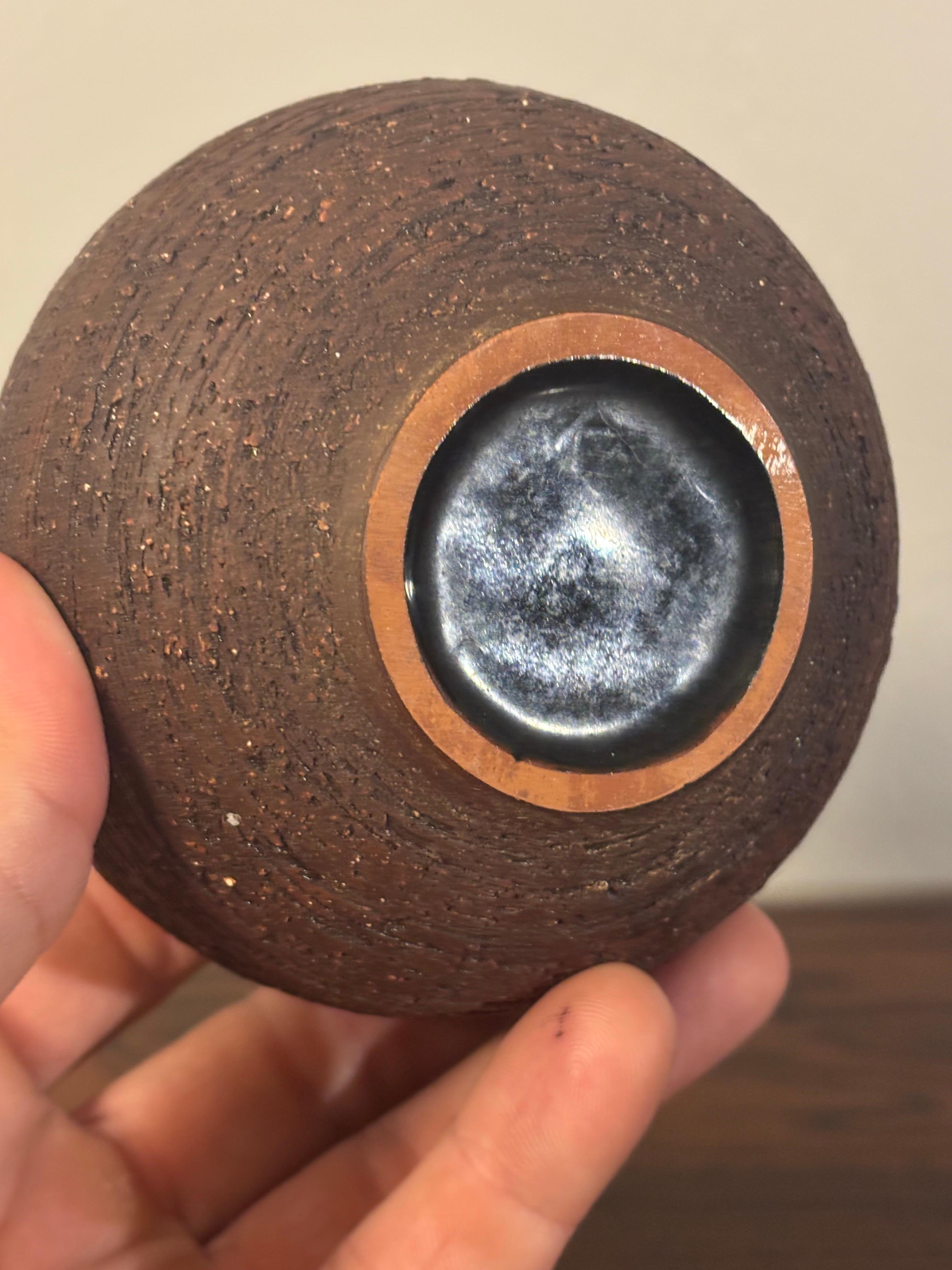 Bellissimo vaso o vaso per erbacce realizzato da Gabriel in Svezia. Realizzato negli anni '50. 

Uno straordinario mix di marrone intenso con un ricco bordo smaltato in blu cobalto. Intorno al vaso ci sono dei cerchi di colore marrone chiaro che