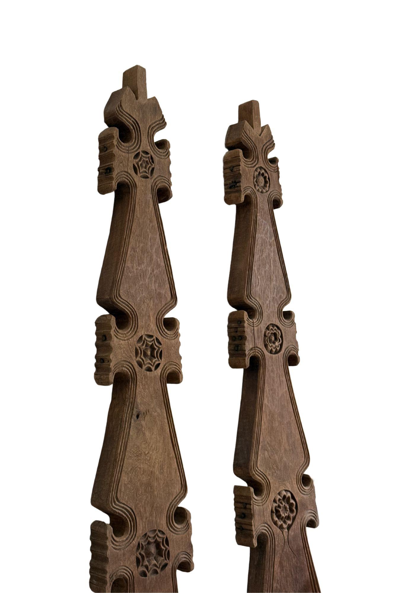 Vintage Gadang House Roof Ornaments, Hand-Carved Floral Motifs from West Sumatra In Good Condition For Sale In Jimbaran, Bali