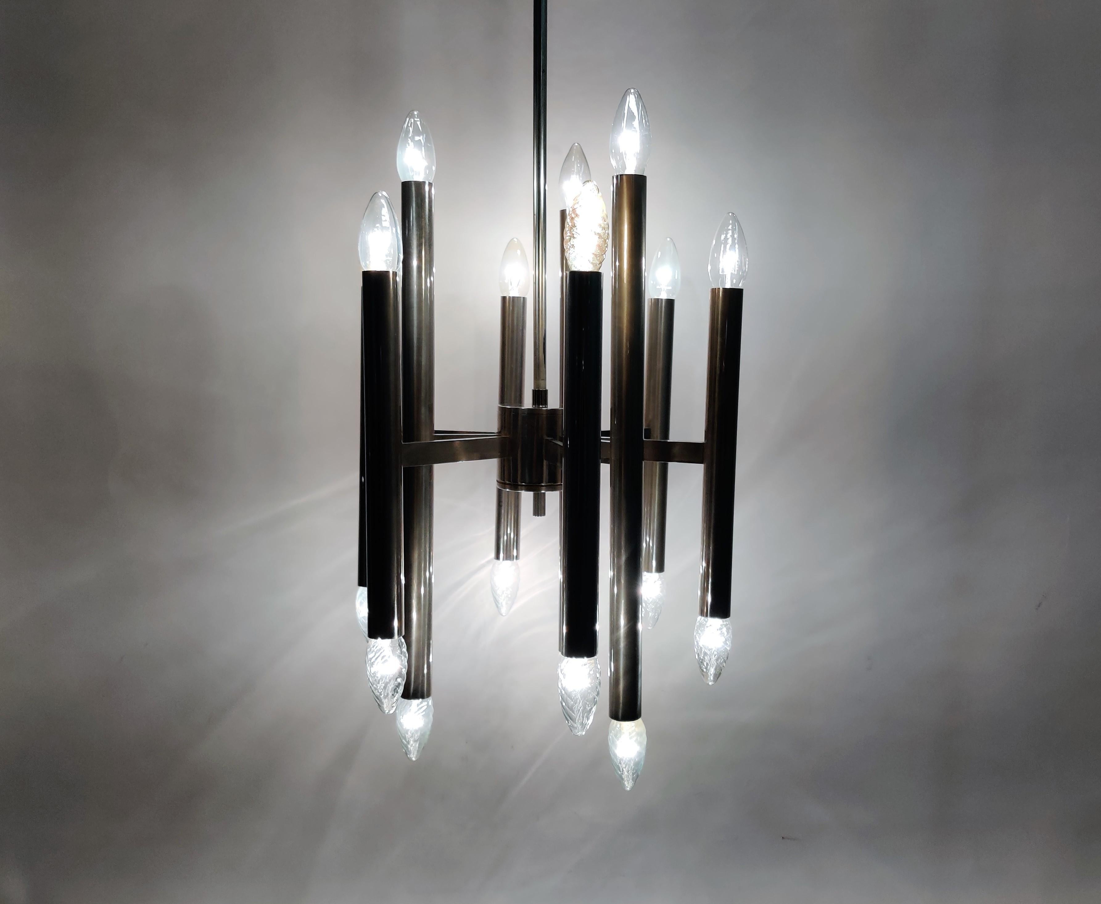 Chrome candle chandelier with 18 light points designed by Gaetano Sciolari for Boulanger.

Very good condition, no discoloring or rust stains on the chandelier.

Tested and ready for use with regular E14 light bulbs,

1970s, Italy

Measures:
