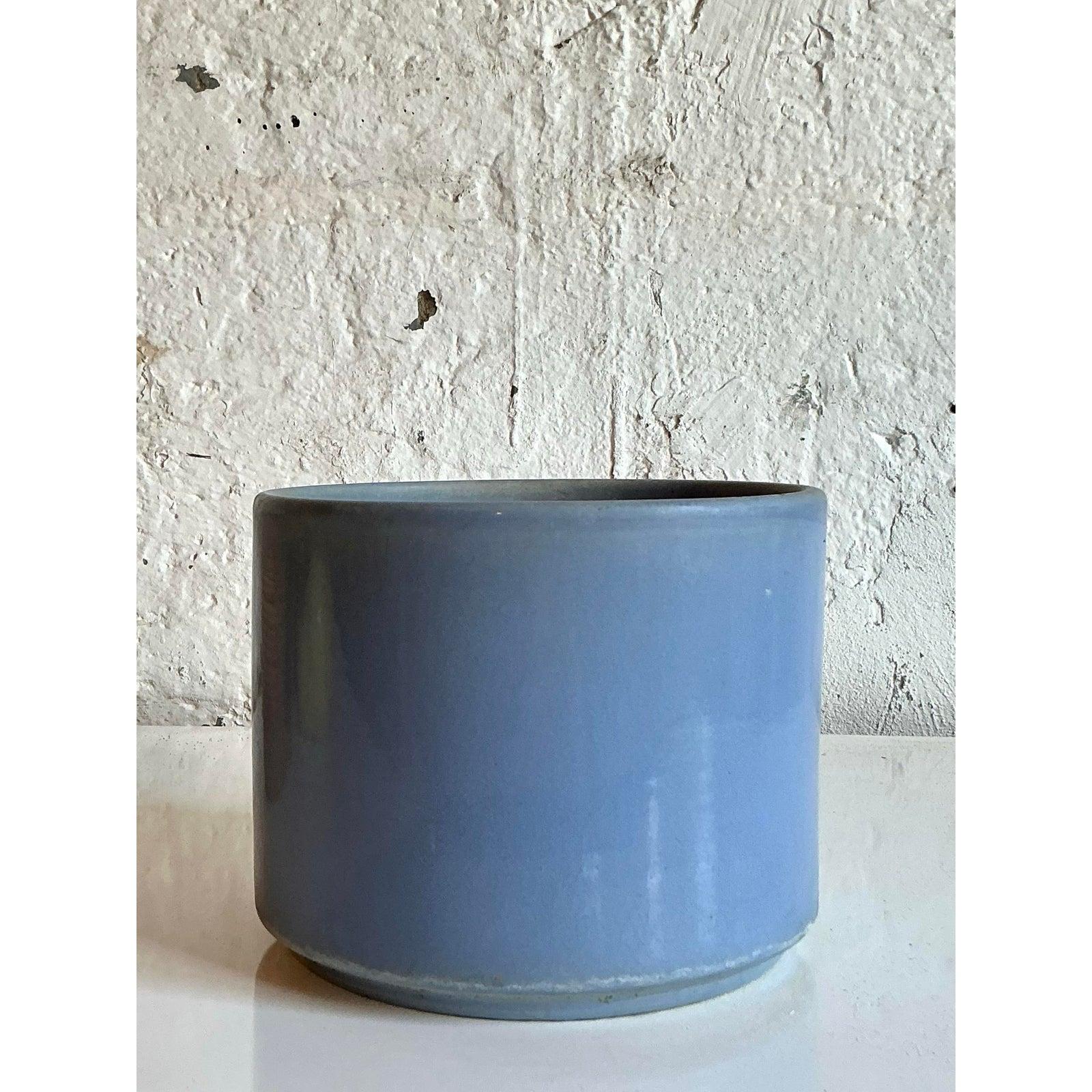 Découvrez l'élégance discrète du design moderne du milieu du siècle avec cette authentique jardinière en poterie Vintage Gainey Ceramics C8. Issu des célèbres studios de La Verne, en Californie, ce cache-pot cylindrique incarne l'esthétique