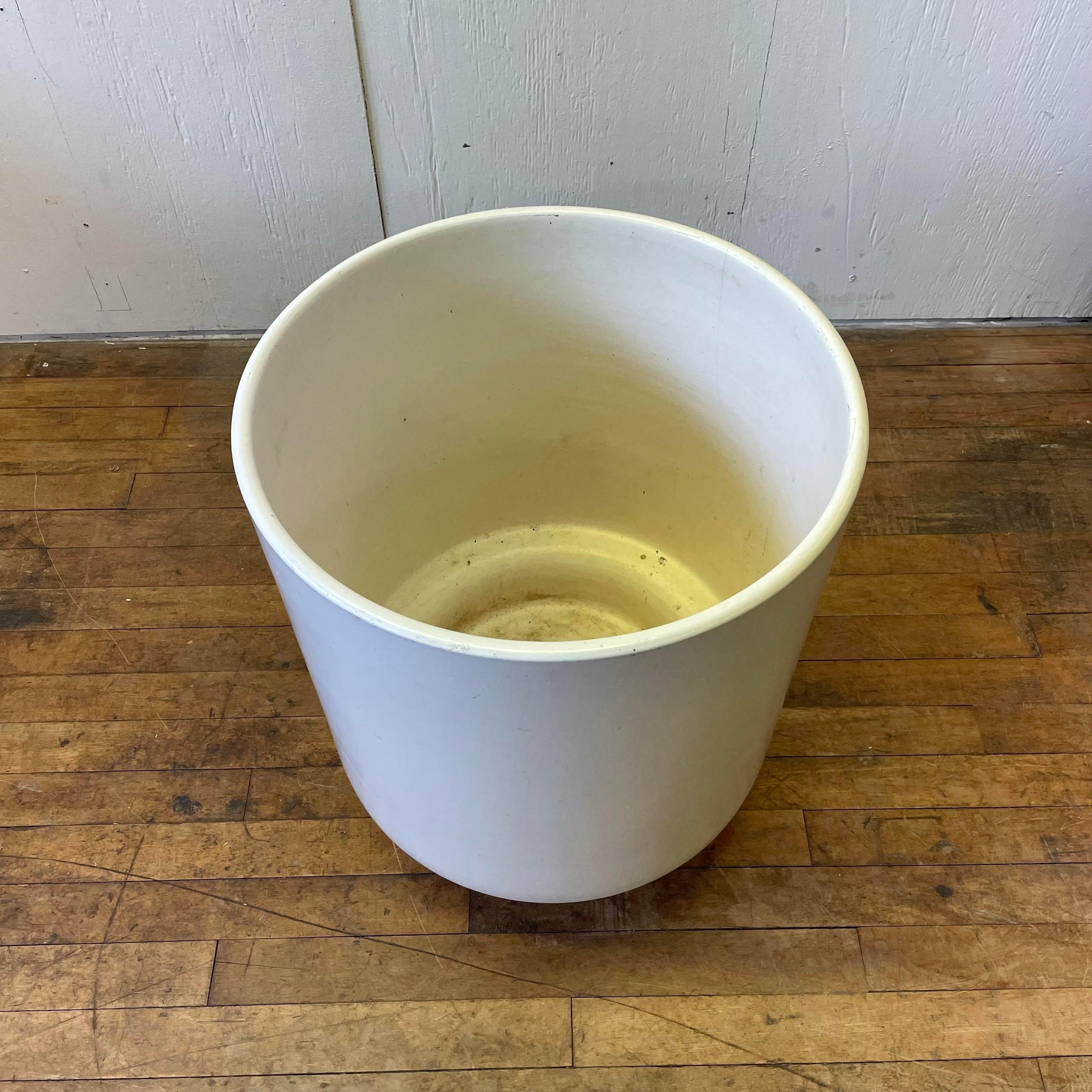 Vintage Gainey White Glaze California Pottery Planter In Good Condition In Media, PA