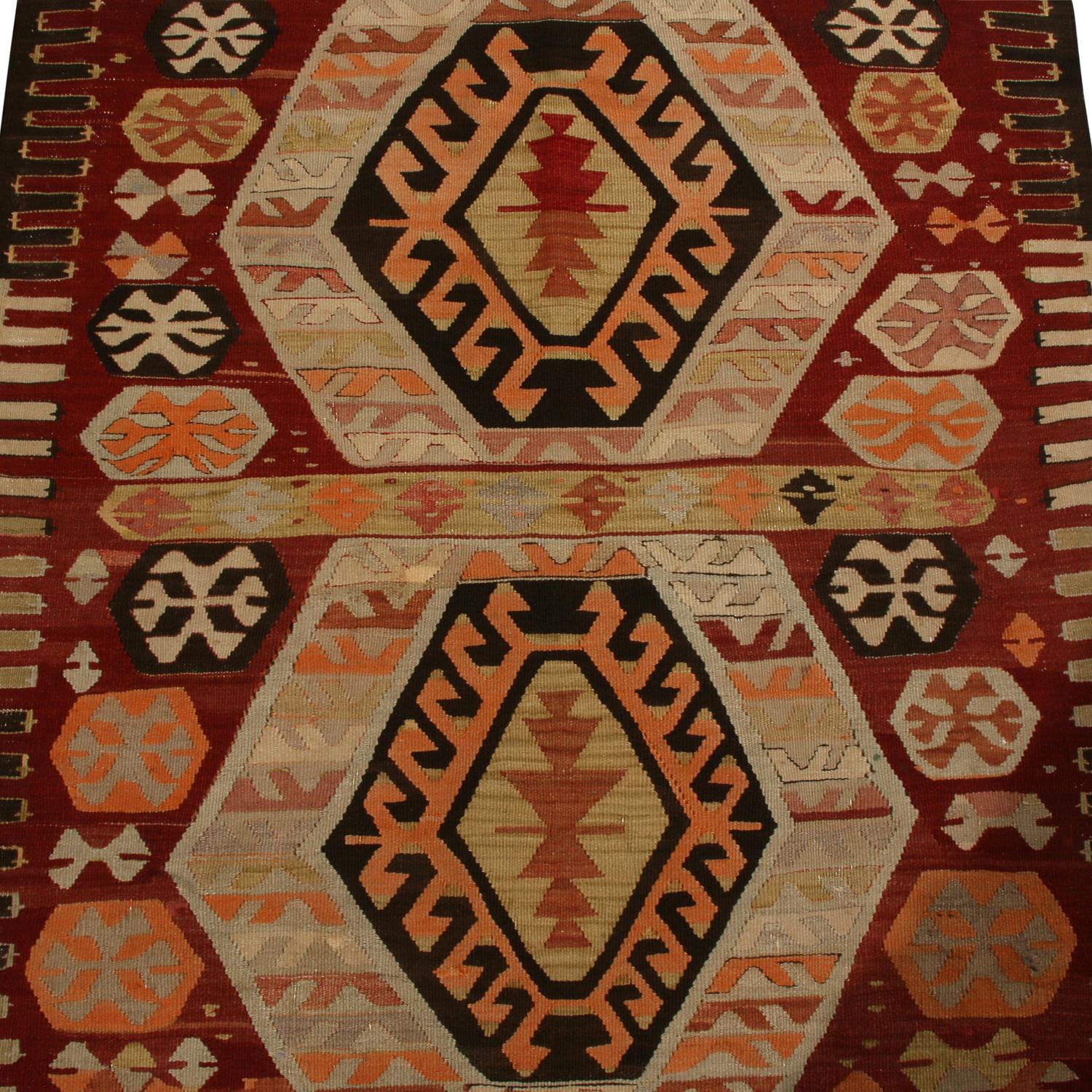 Alfombra Kilim Vintage Gal en lana burdeos y azul con toques vibrantes by Rug & Kilim Tejido a mano en venta