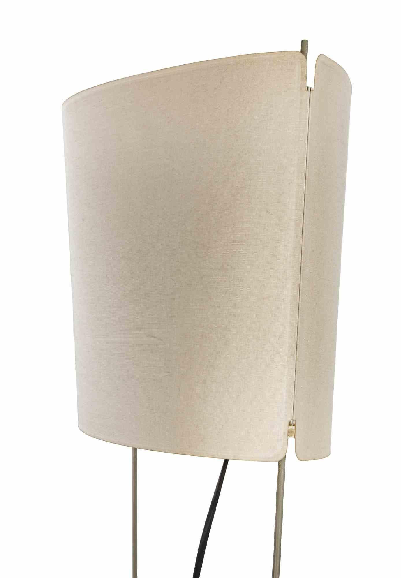 La lámpara de sobremesa Gala Vintage es una lámpara de diseño realizada por Paolo Rizzatto para Arteluce, Italia, en 1978.

Estructura metálica (totalmente desmontable) con original pantalla de tela acrílica regulable en altura

No te pierdas esta