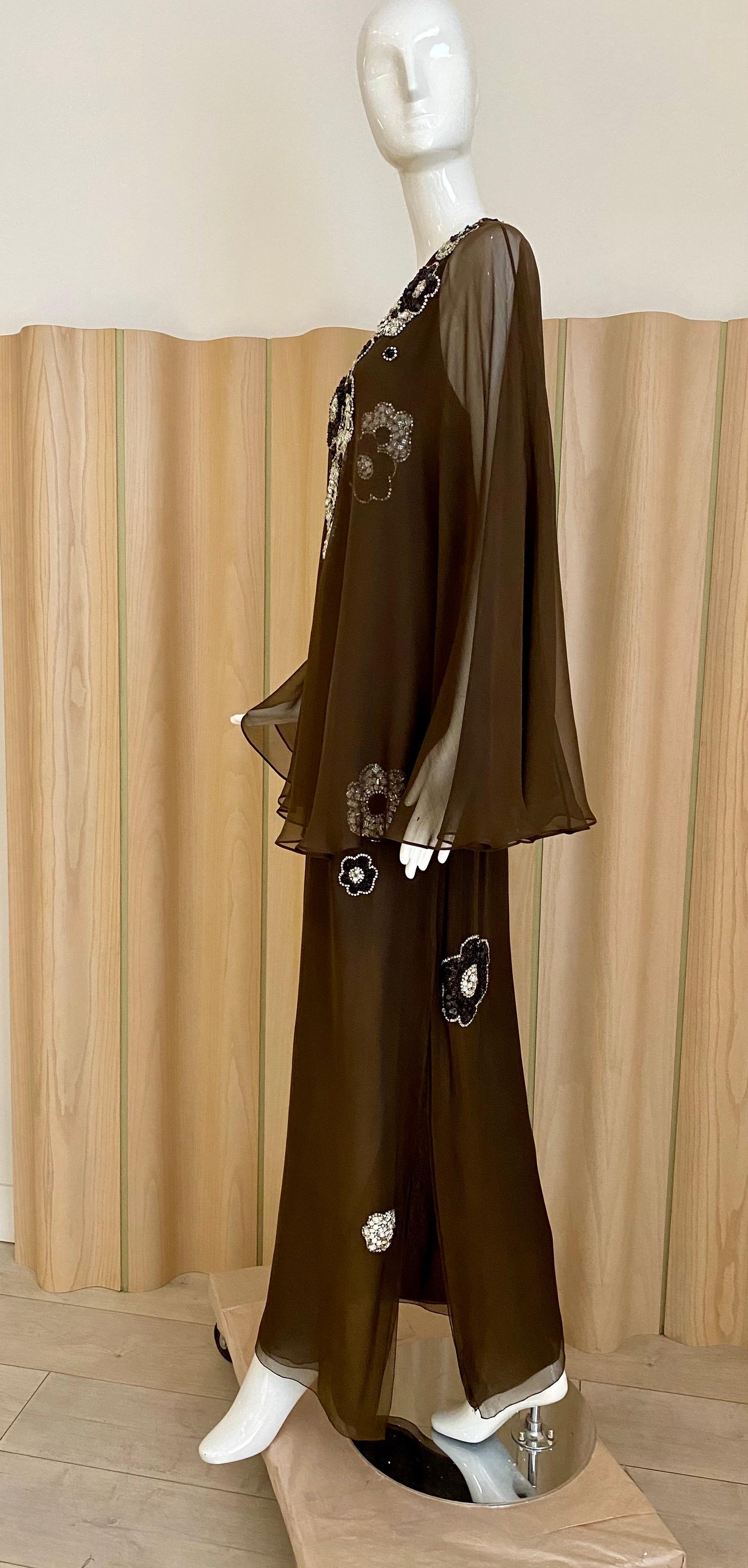 1970s Galanos Brown Silk Gown with beaded embroidery.
Bust: 34/ Waist: 27” / hip : 34”
Size: 4/ small
*** See stains and small tiny pin holes on left shoulder and distressed on neckline