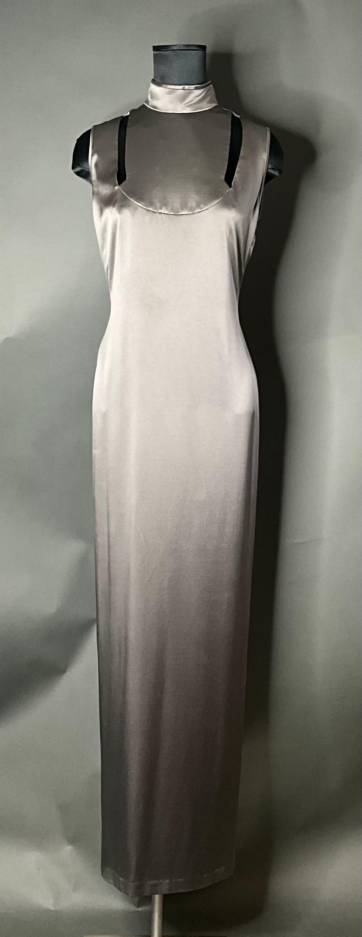 Un maxi abito vintage di Galanos Silver è un pezzo forte che incarna la raffinatezza dell'alta moda e l'eleganza senza tempo. Realizzato in lussuosi tessuti metallici e progettato con un'impeccabile maestria, questo abito è ideale per gli eventi