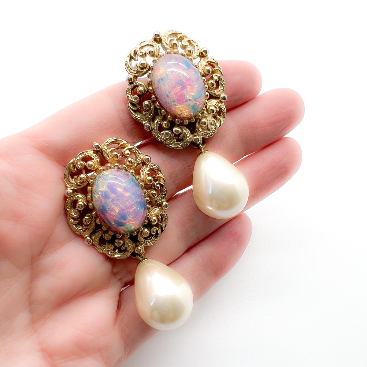 Ein schönes Paar Vintage Opal Glas Ohrringe. Ein großer, verschnörkelter, opalisierender Cabochon-Stein geht in eine glänzende, tropfenförmige Perle über, die für ein zeitloses Finish sorgt. Ein perfektes Paar Ohrringe, das einen wunderbar femininen