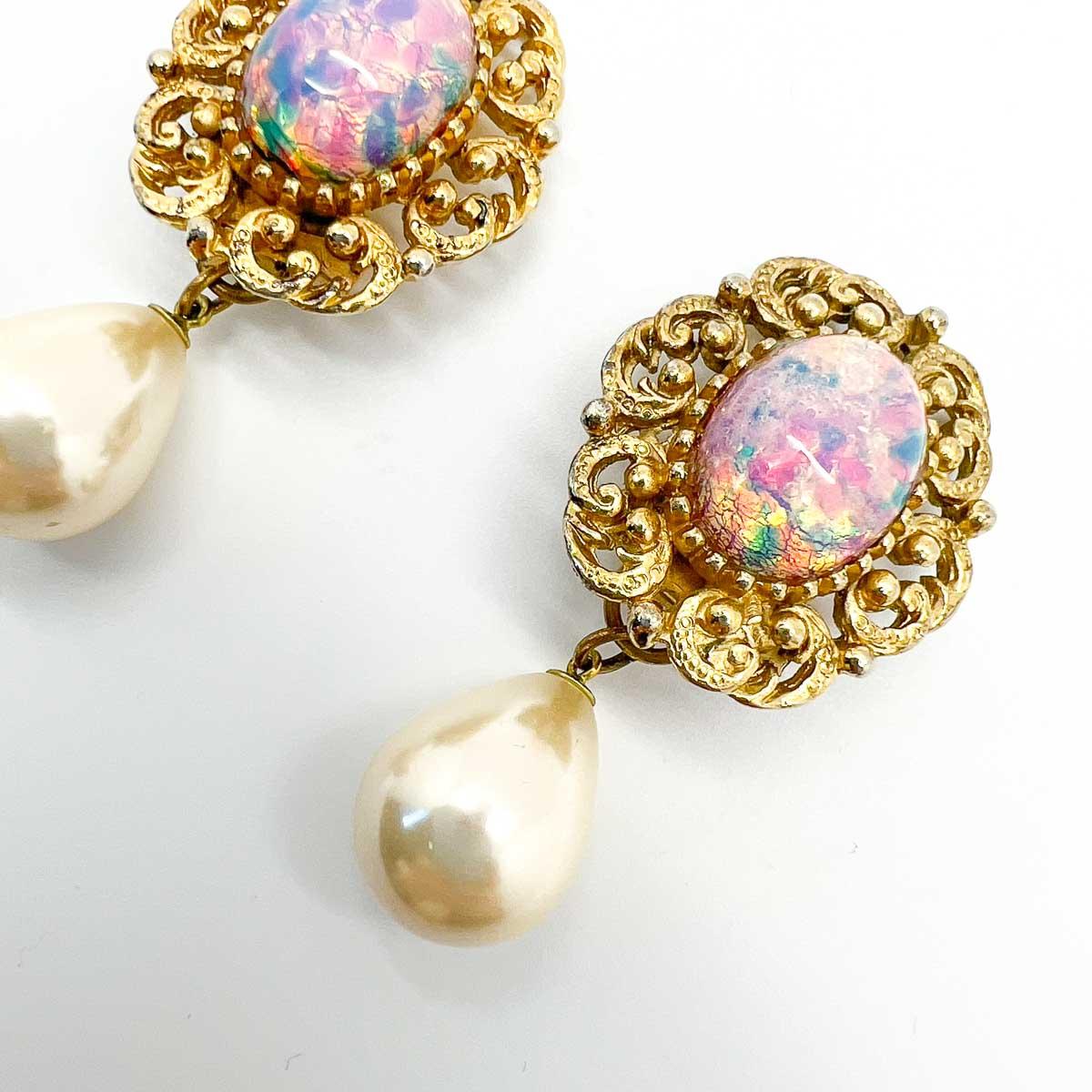 Vintage Galleried Opalglas Perlen-Tropfen-Ohrringe 1960er Jahre für Damen oder Herren im Angebot