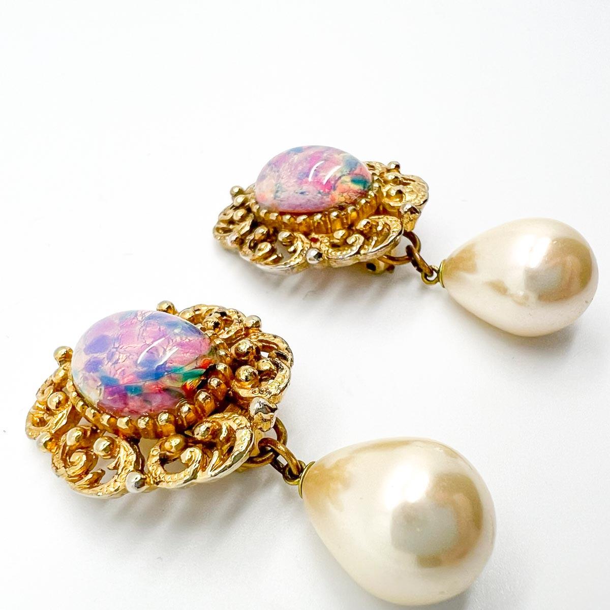 Vintage Galleried Opalglas Perlen-Tropfen-Ohrringe 1960er Jahre im Angebot 1
