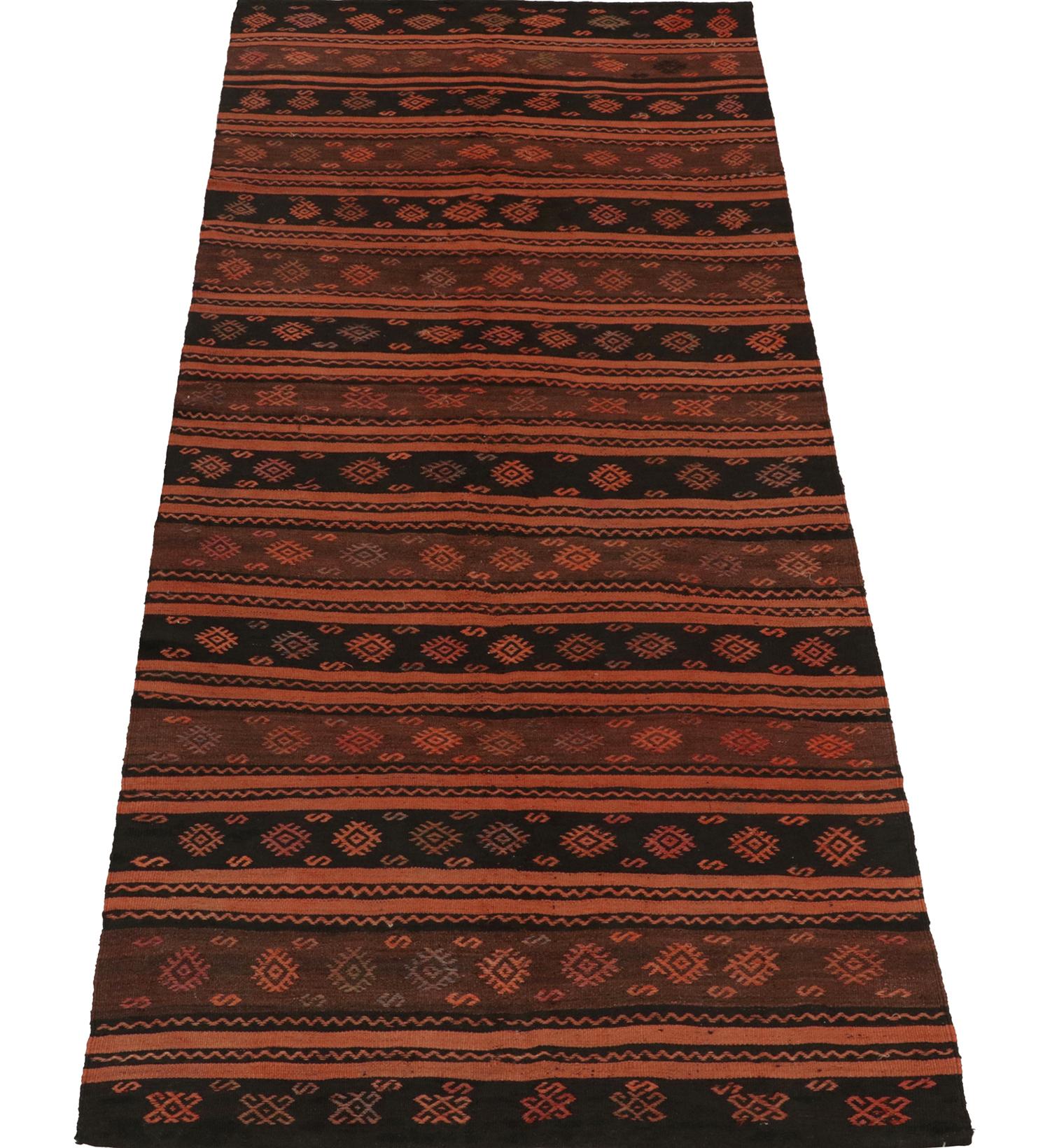 Kilim vintage tamaño galería con motivos de rayas naranjas y negras by Rug & Kilim Tribal en venta