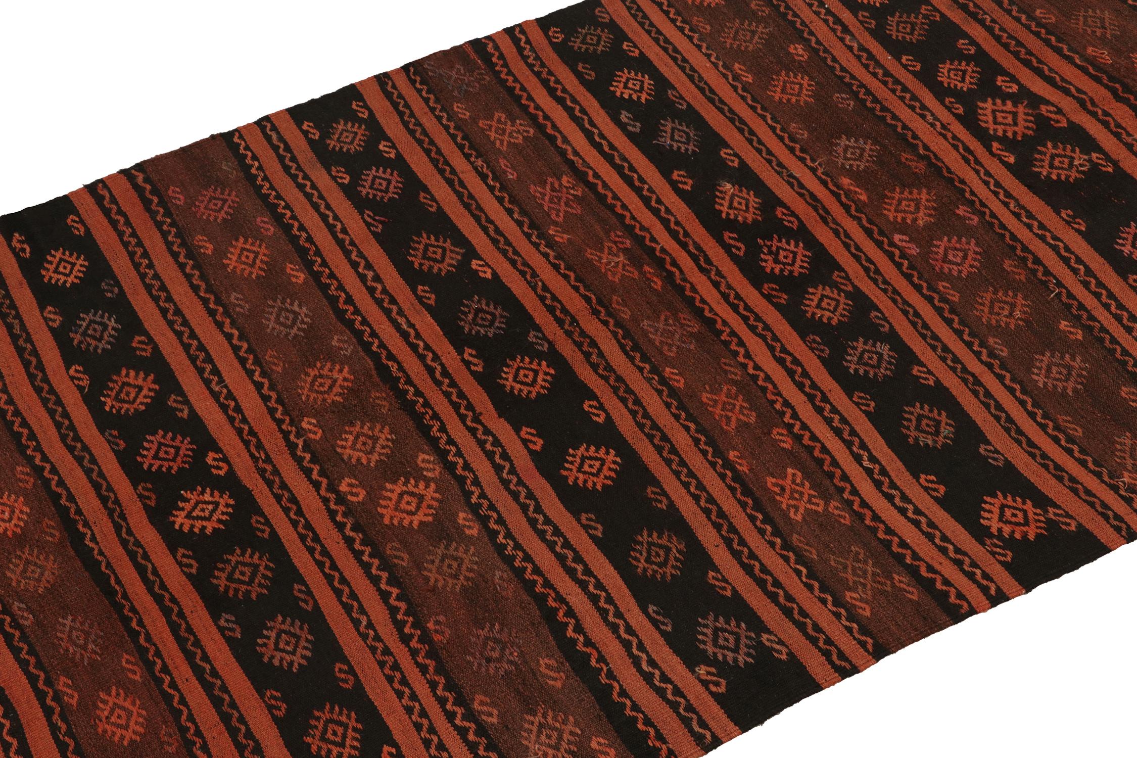 Kilim vintage tamaño galería con motivos de rayas naranjas y negras by Rug & Kilim Turco en venta