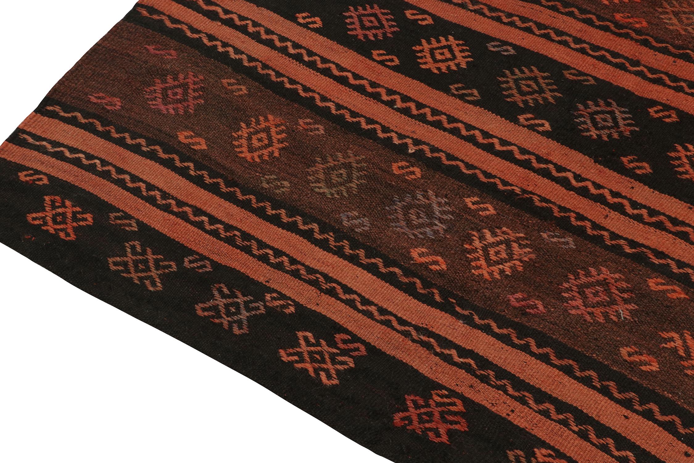 Kilim vintage tamaño galería con motivos de rayas naranjas y negras by Rug & Kilim Anudado a mano en venta