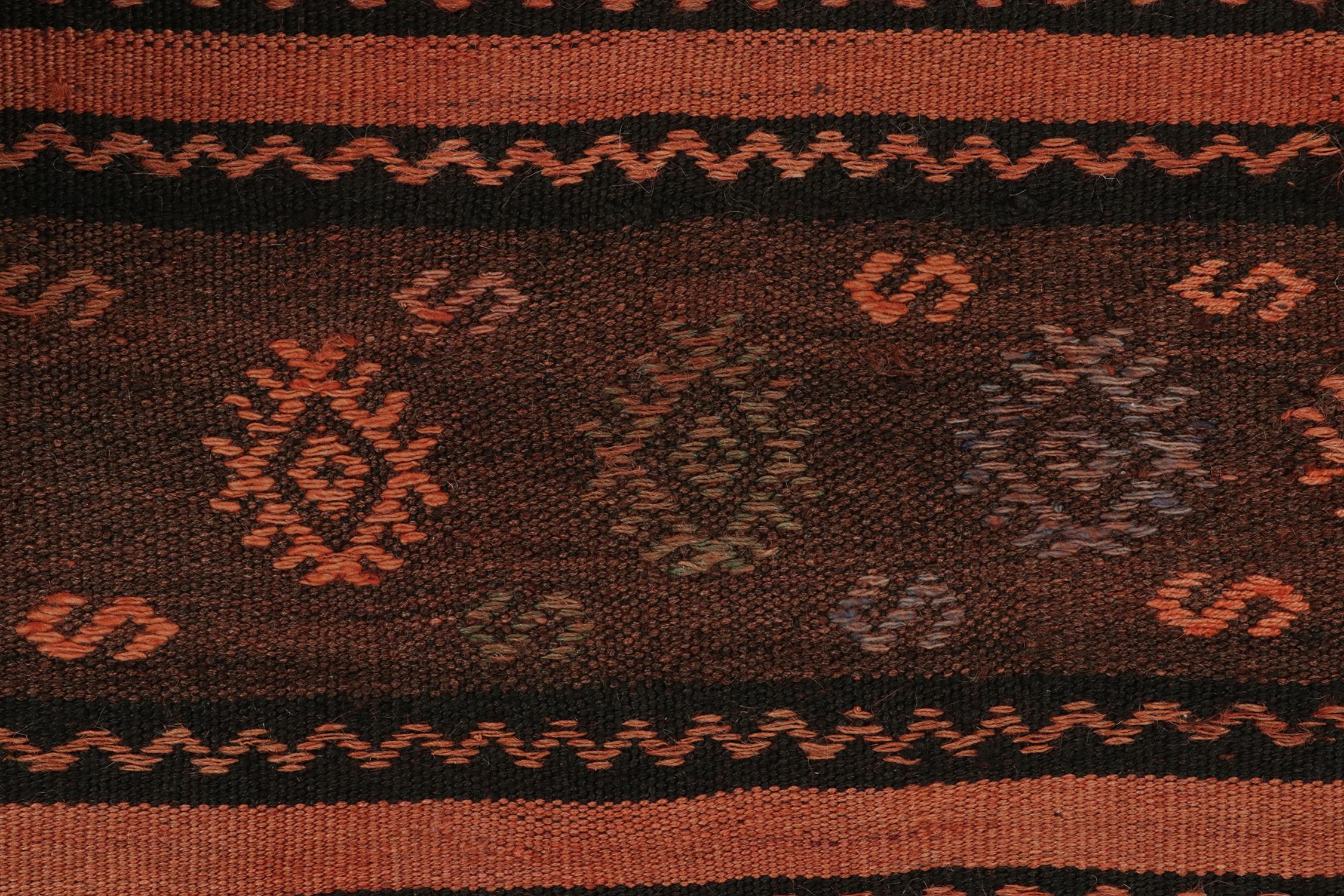Kilim vintage tamaño galería con motivos de rayas naranjas y negras by Rug & Kilim en Bueno estado para la venta en Long Island City, NY
