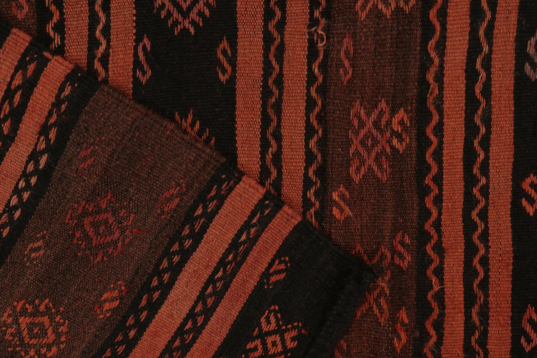 Kilim vintage tamaño galería con motivos de rayas naranjas y negras by Rug & Kilim mediados del siglo XX en venta