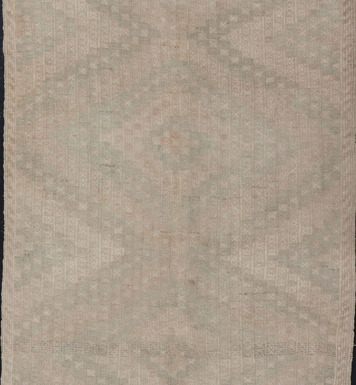 Kilim Tapis turc brodé à motifs géométriques dans des tons doux de galerie vintage en vente