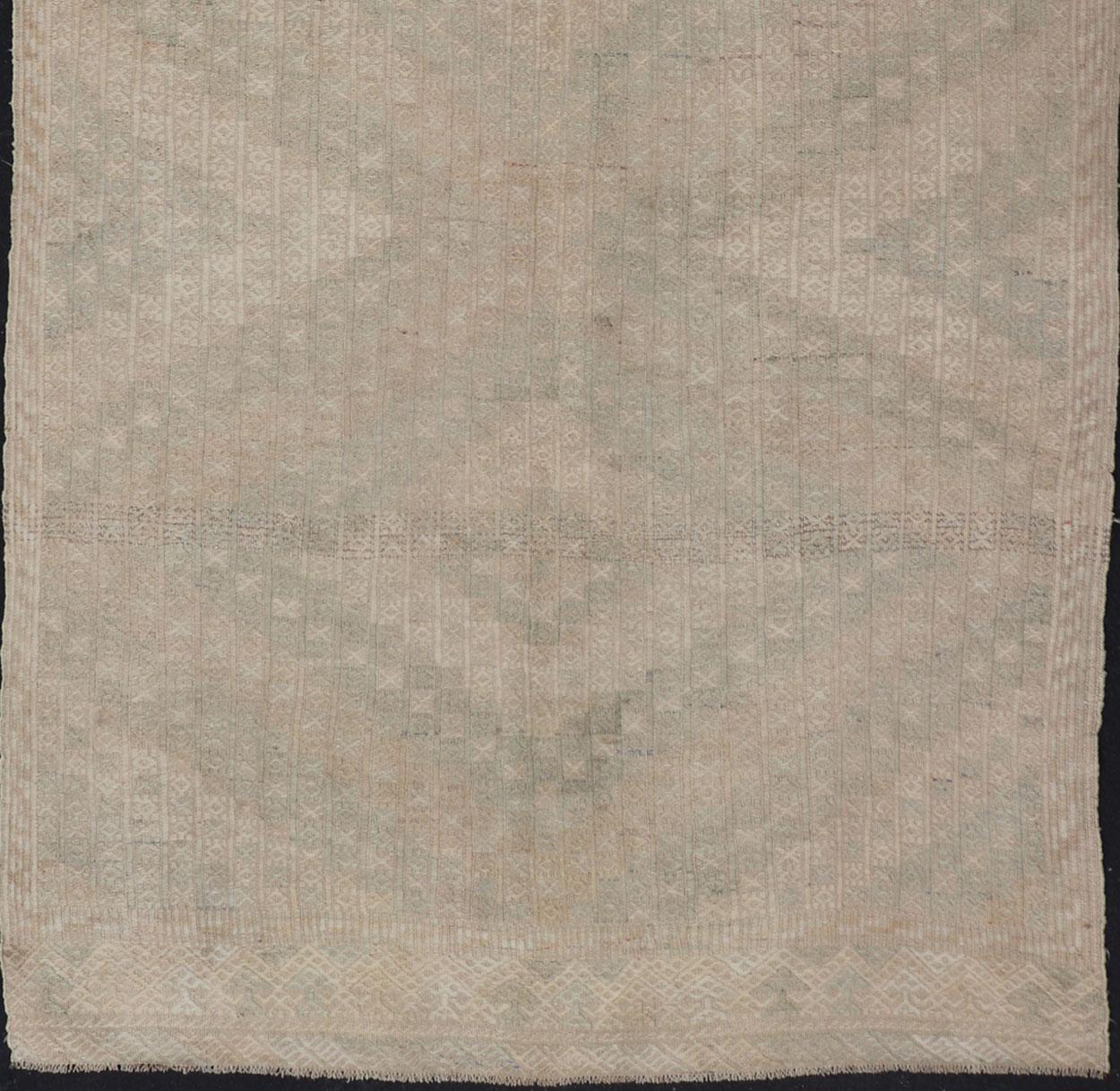 Turc Tapis turc brodé à motifs géométriques dans des tons doux de galerie vintage en vente
