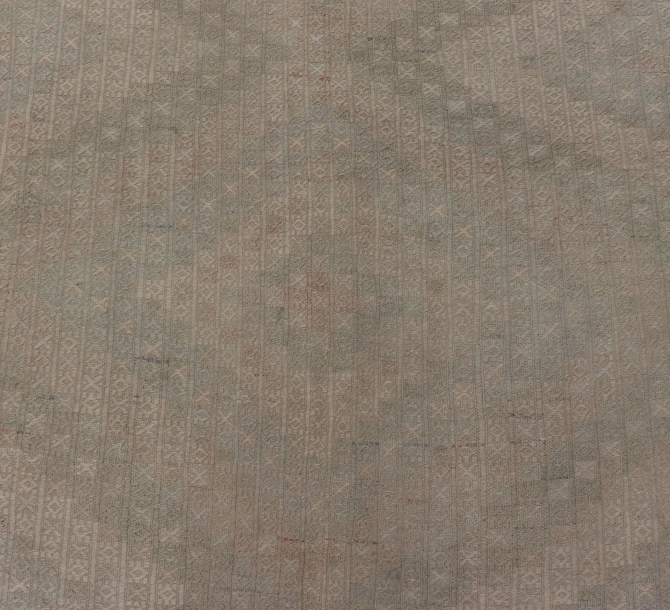 20ième siècle Tapis turc brodé à motifs géométriques dans des tons doux de galerie vintage en vente