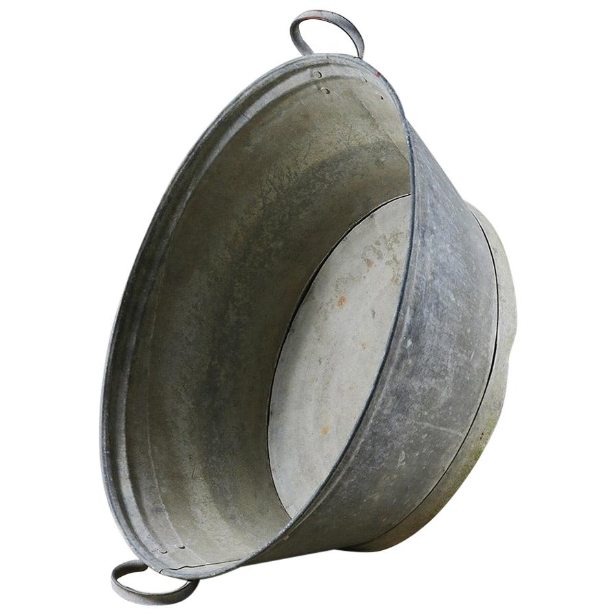 Vintage Galvanised Old Tin Bath Tub, 20th Century For Sale at 1stDibs
