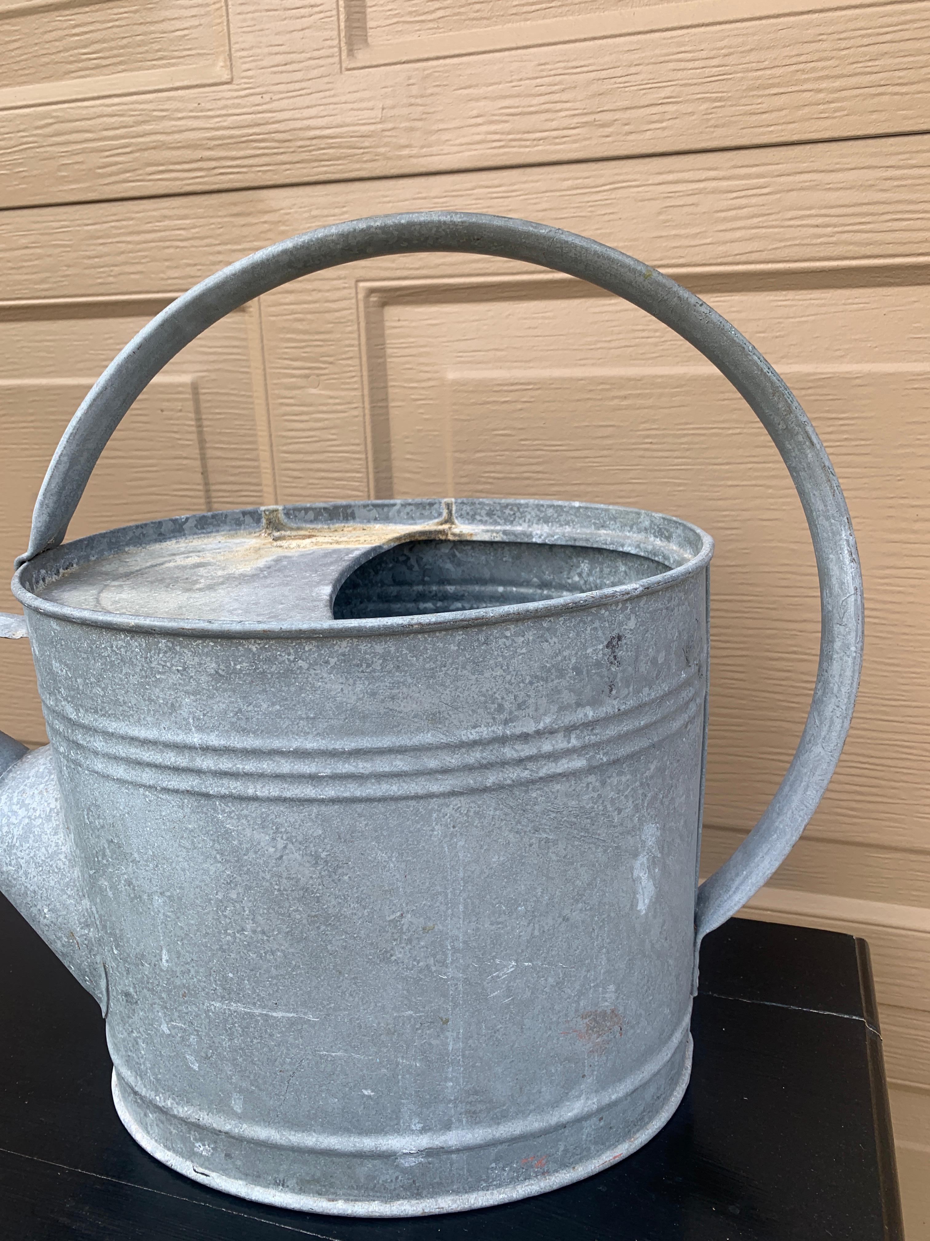 Can d'epoca in acciaio galvanizzato e rame per l'irrigazione del giardino, circa anni '40 In condizioni buone in vendita a Elkhart, IN