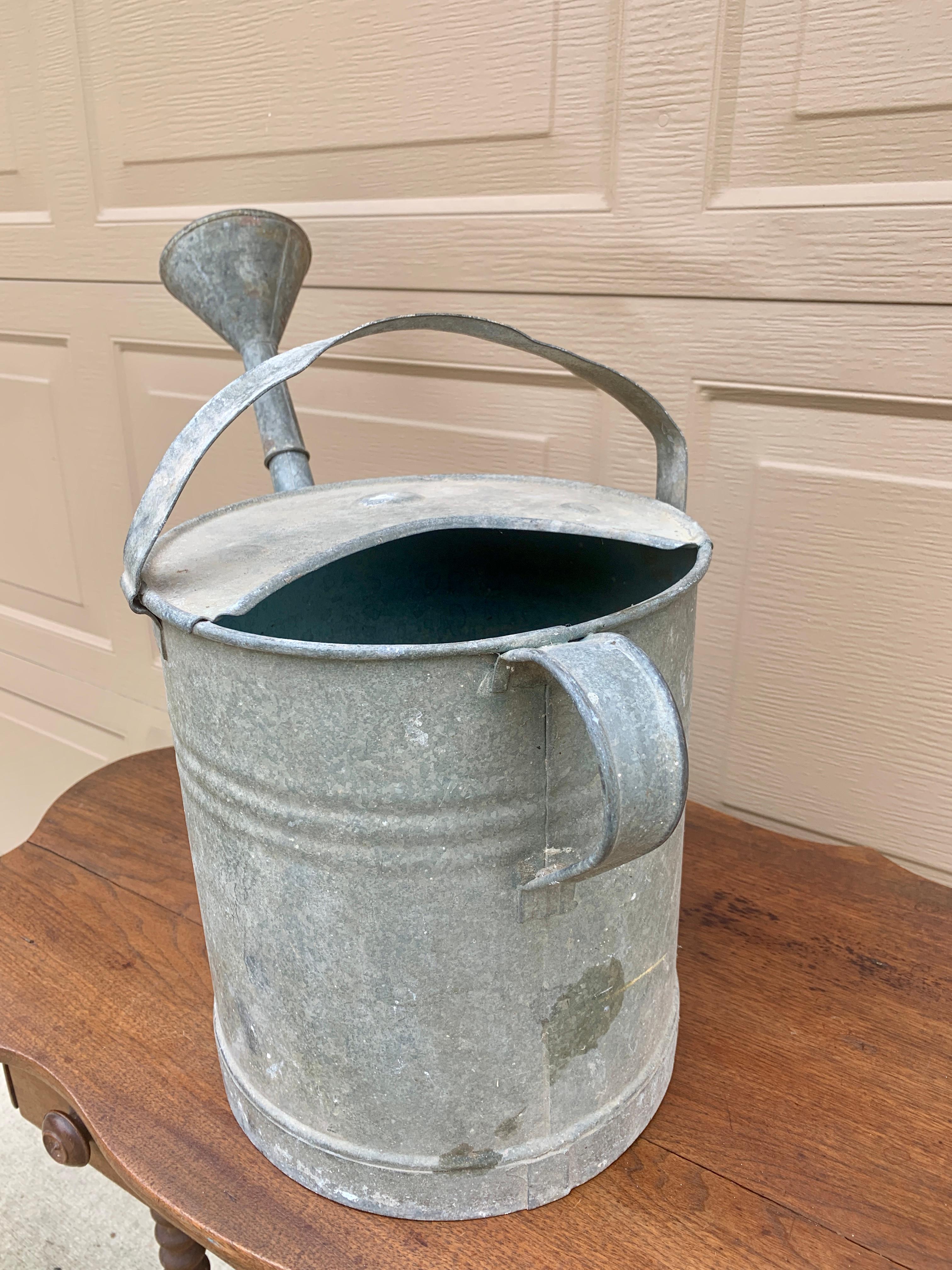 Regadera de jardín vintage de acero galvanizado, circa años 40 en venta 3