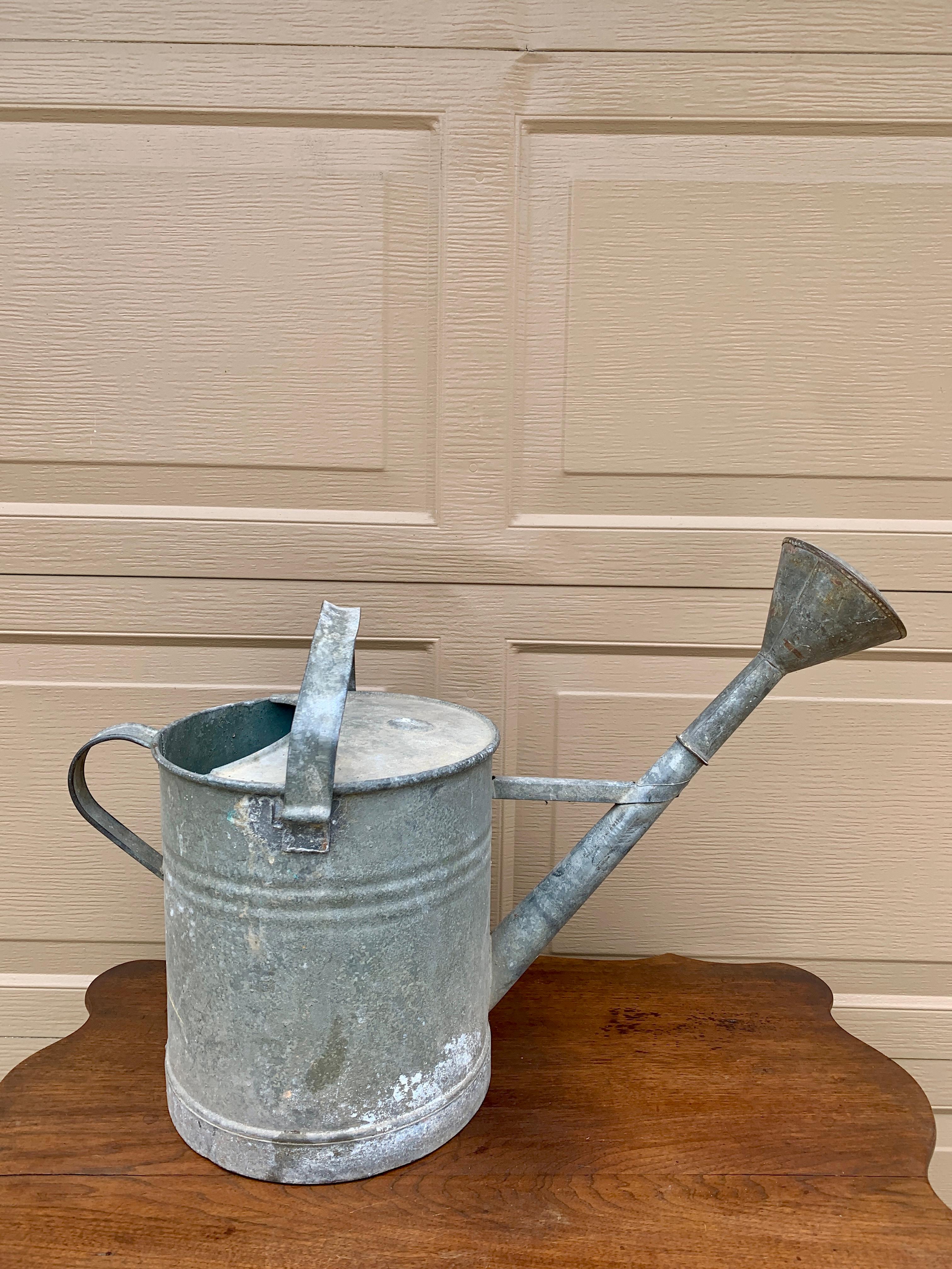 Una hermosa regadera de jardín vintage de acero galvanizado 

EE.UU., alrededor de 1940

Medidas: 25 