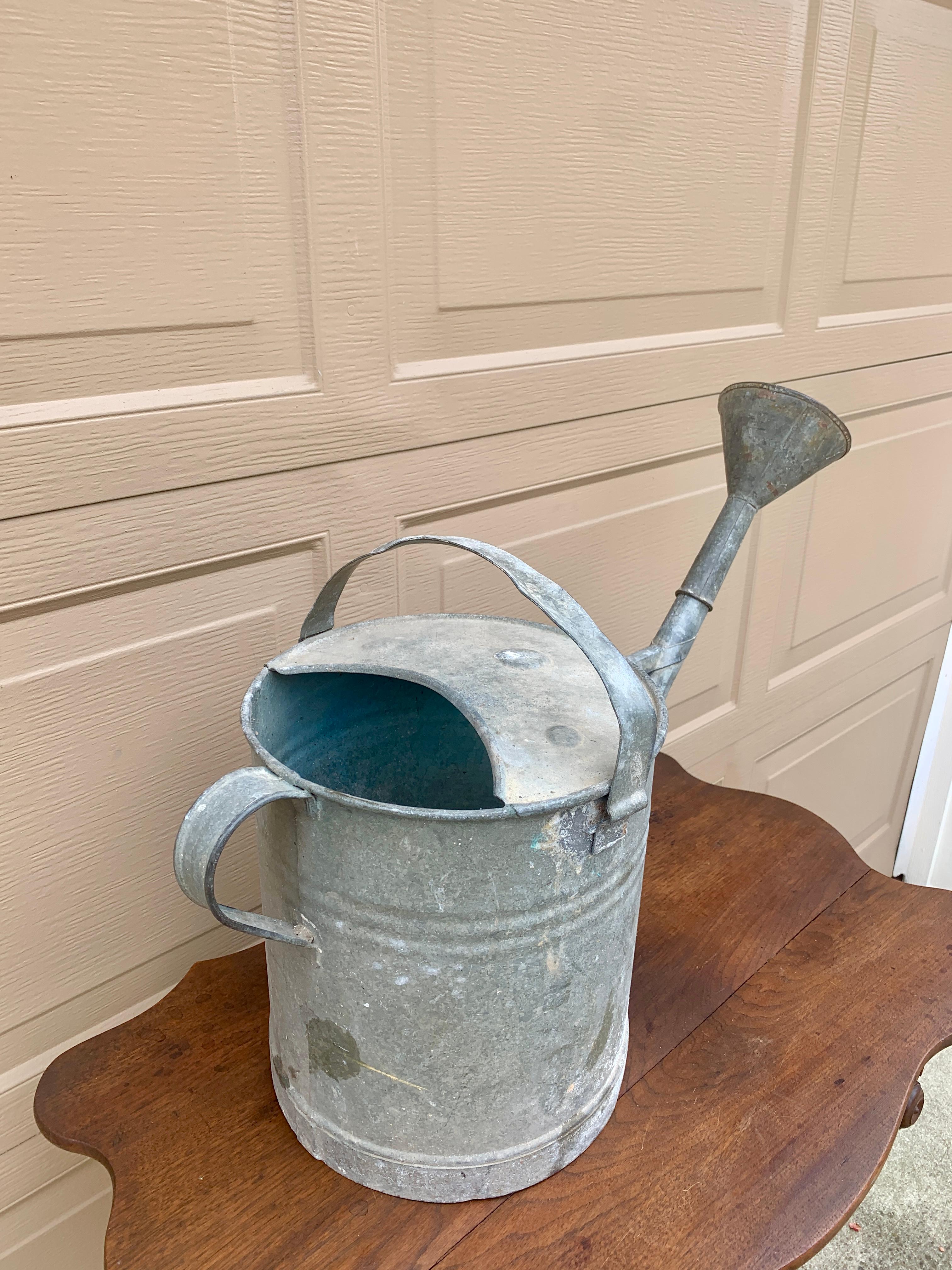 Regadera de jardín vintage de acero galvanizado, circa años 40 Estadounidense en venta