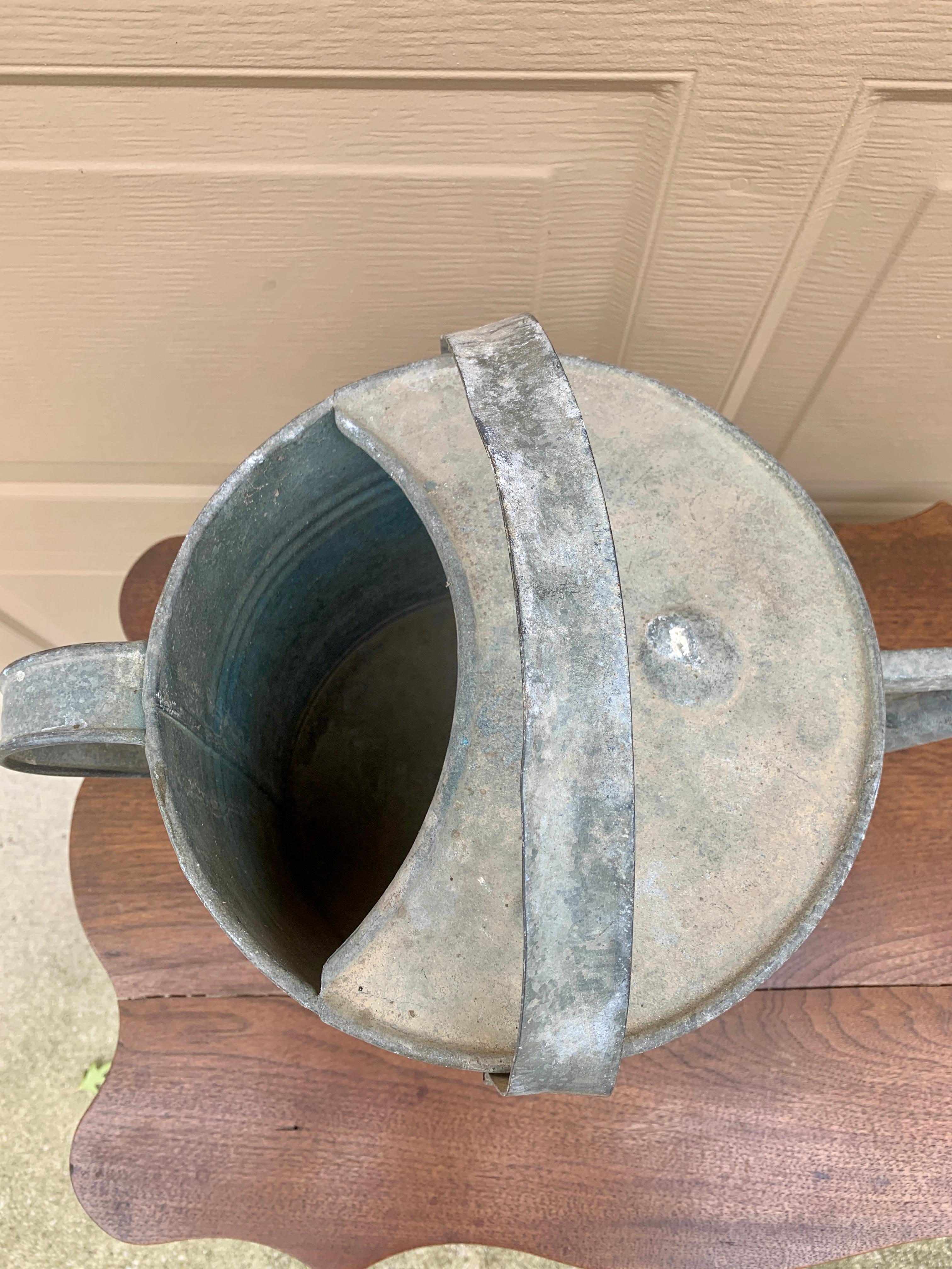 Regadera de jardín vintage de acero galvanizado, circa años 40 en Bueno estado para la venta en Elkhart, IN