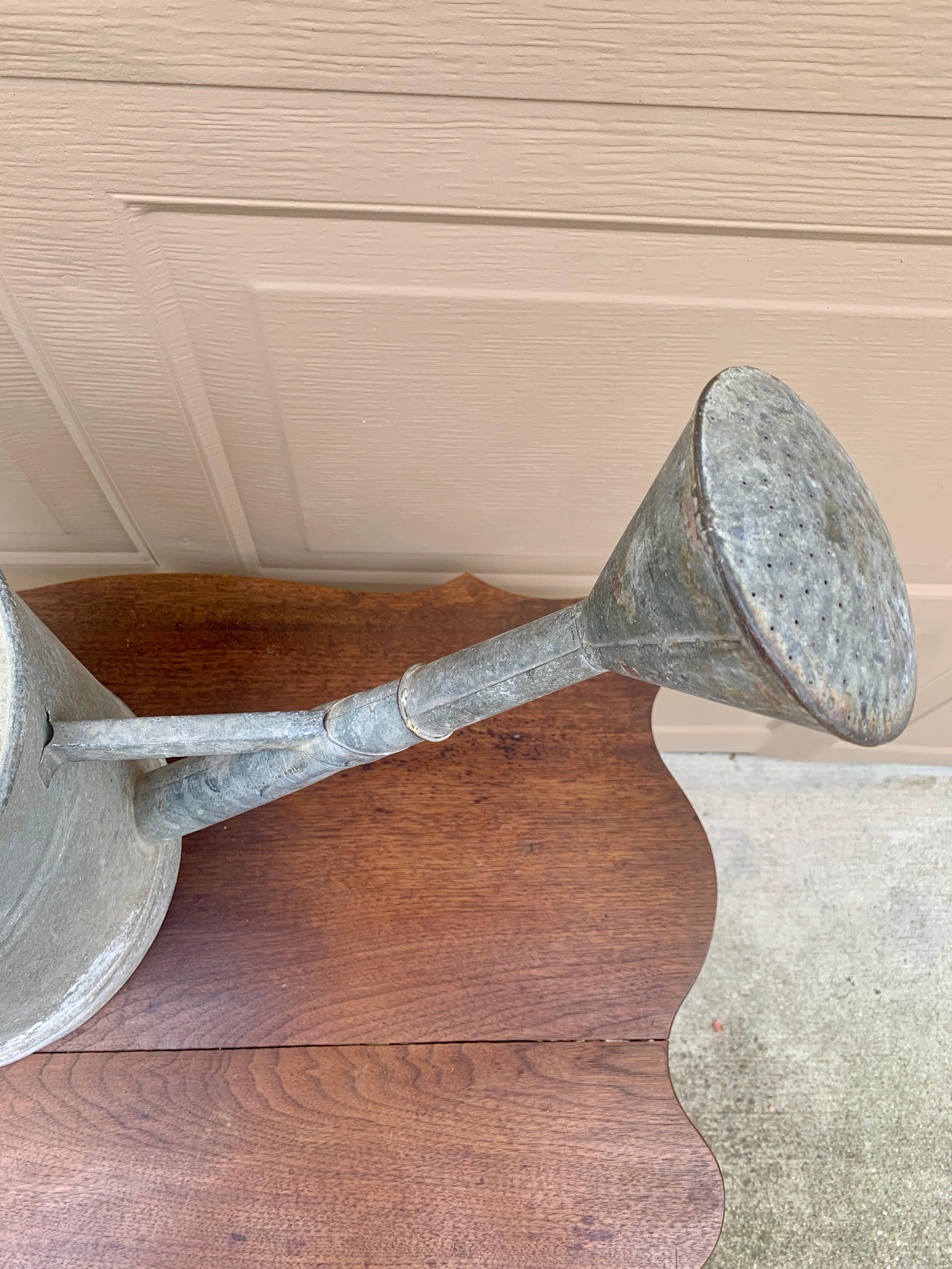 Regadera de jardín vintage de acero galvanizado, circa años 40 mediados del siglo XX en venta