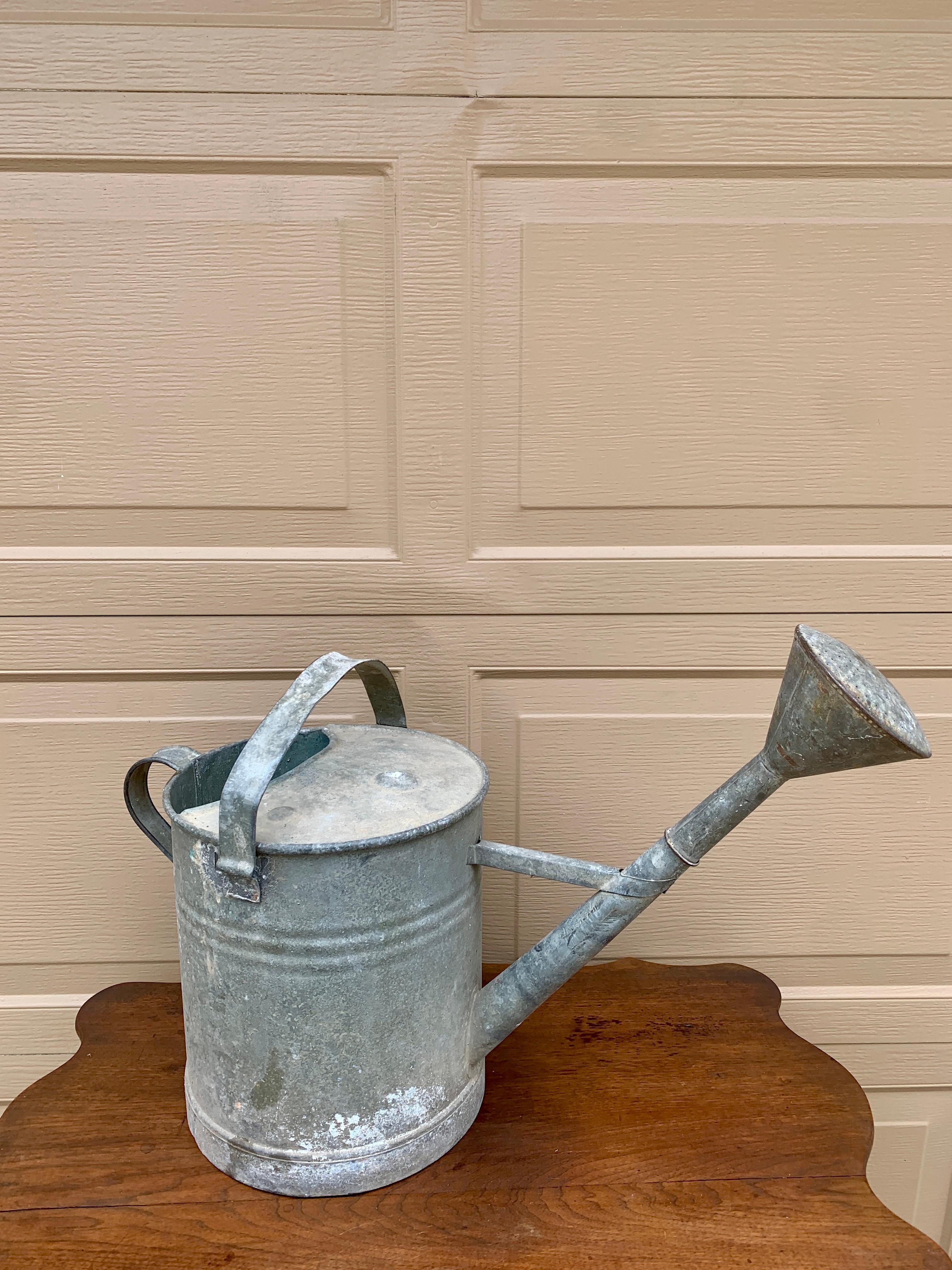 Regadera de jardín vintage de acero galvanizado, circa años 40 Acero en venta