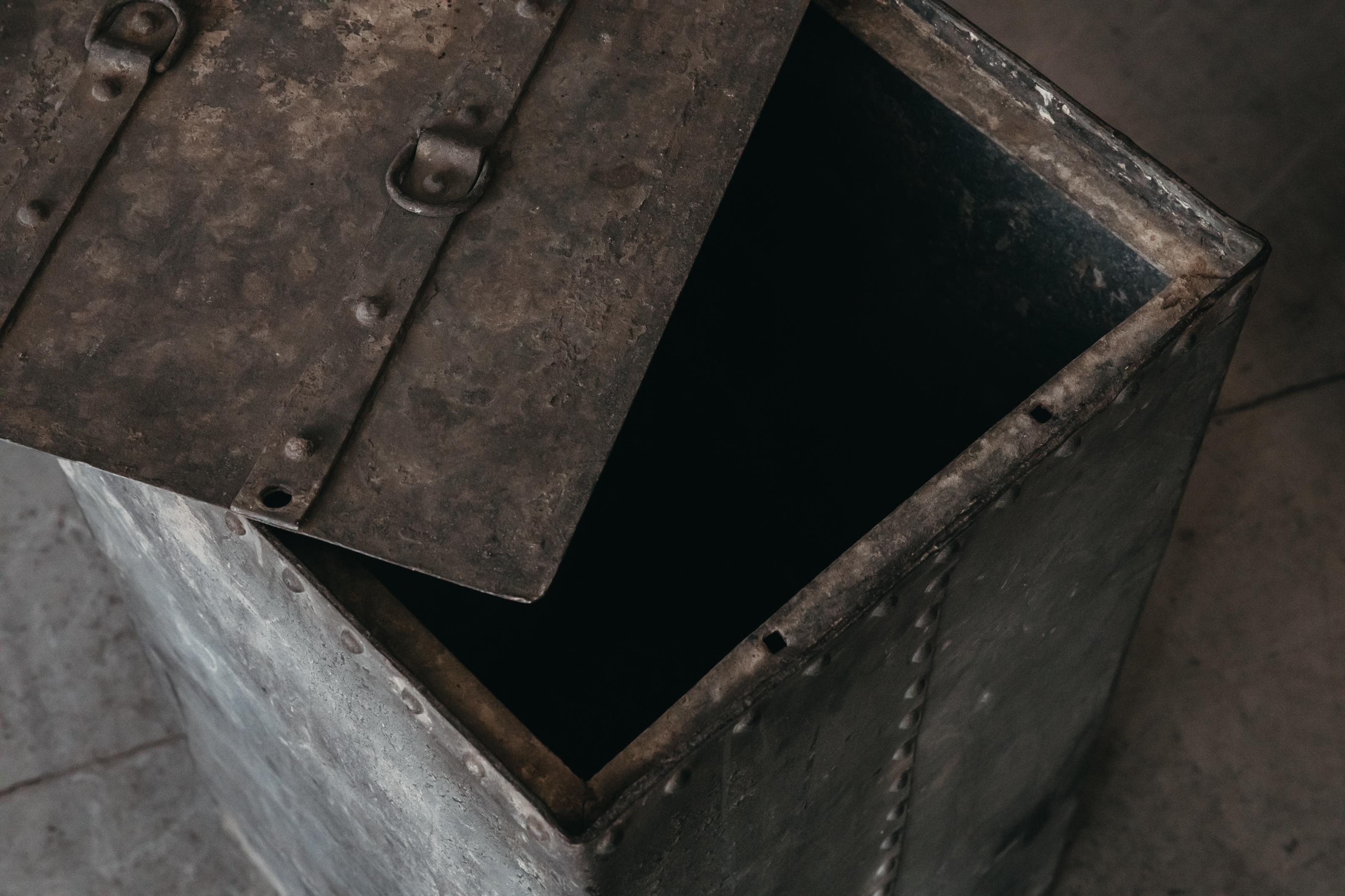 Vintage Galvanized Storage Bin From France, Circa 1940 In Good Condition In Nashville, TN