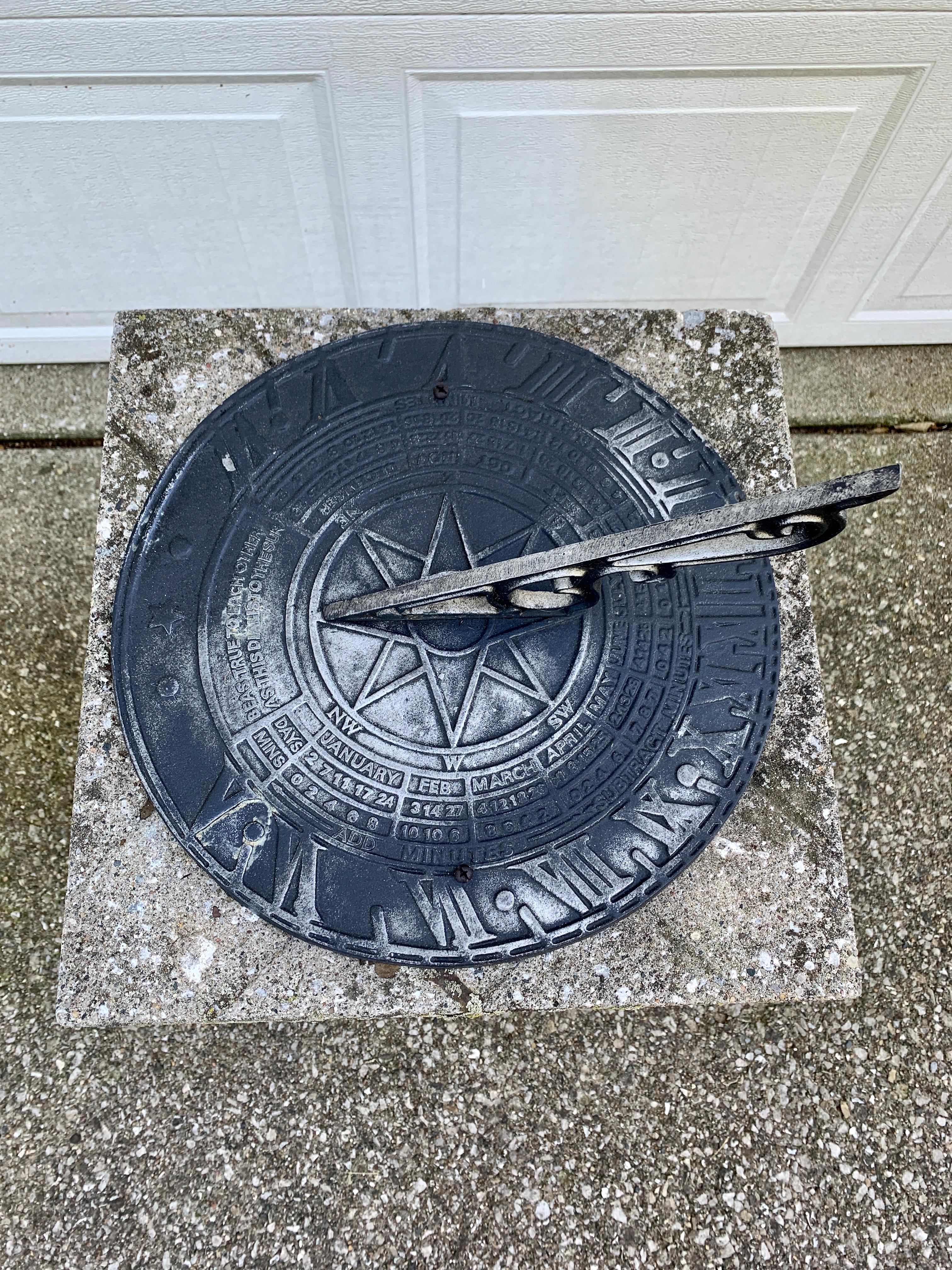 Vintage-Garten-Armillary Sundial auf gegossenem korinthischem Säulensockel (Neoklassisch) im Angebot