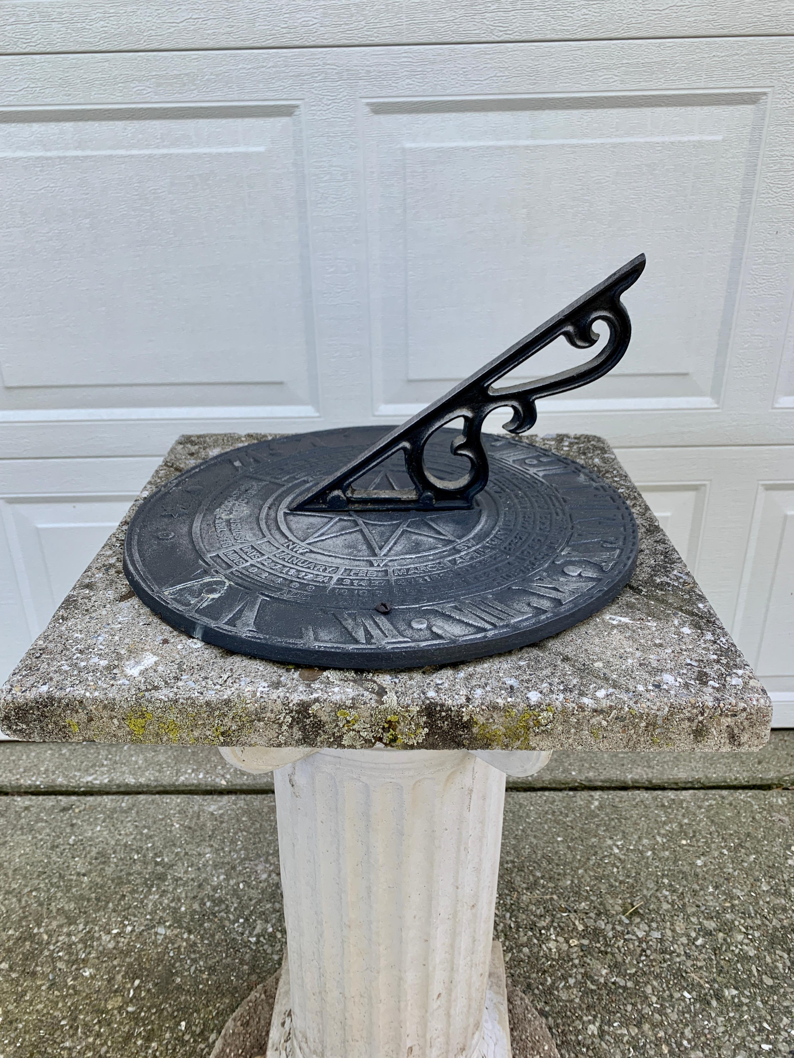 Vintage-Garten-Armillary Sundial auf gegossenem korinthischem Säulensockel (Gegossen) im Angebot