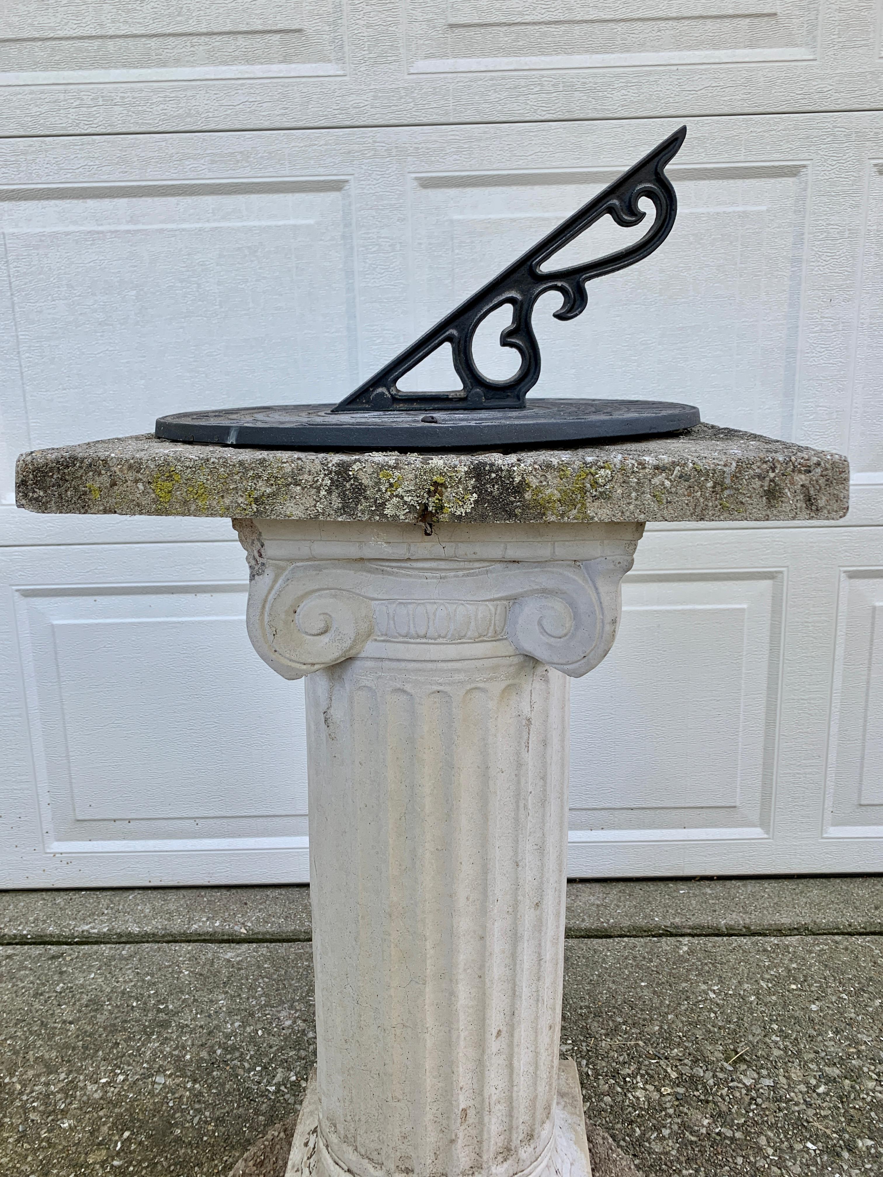 Vintage-Garten-Armillary Sundial auf gegossenem korinthischem Säulensockel im Zustand „Gut“ im Angebot in Elkhart, IN