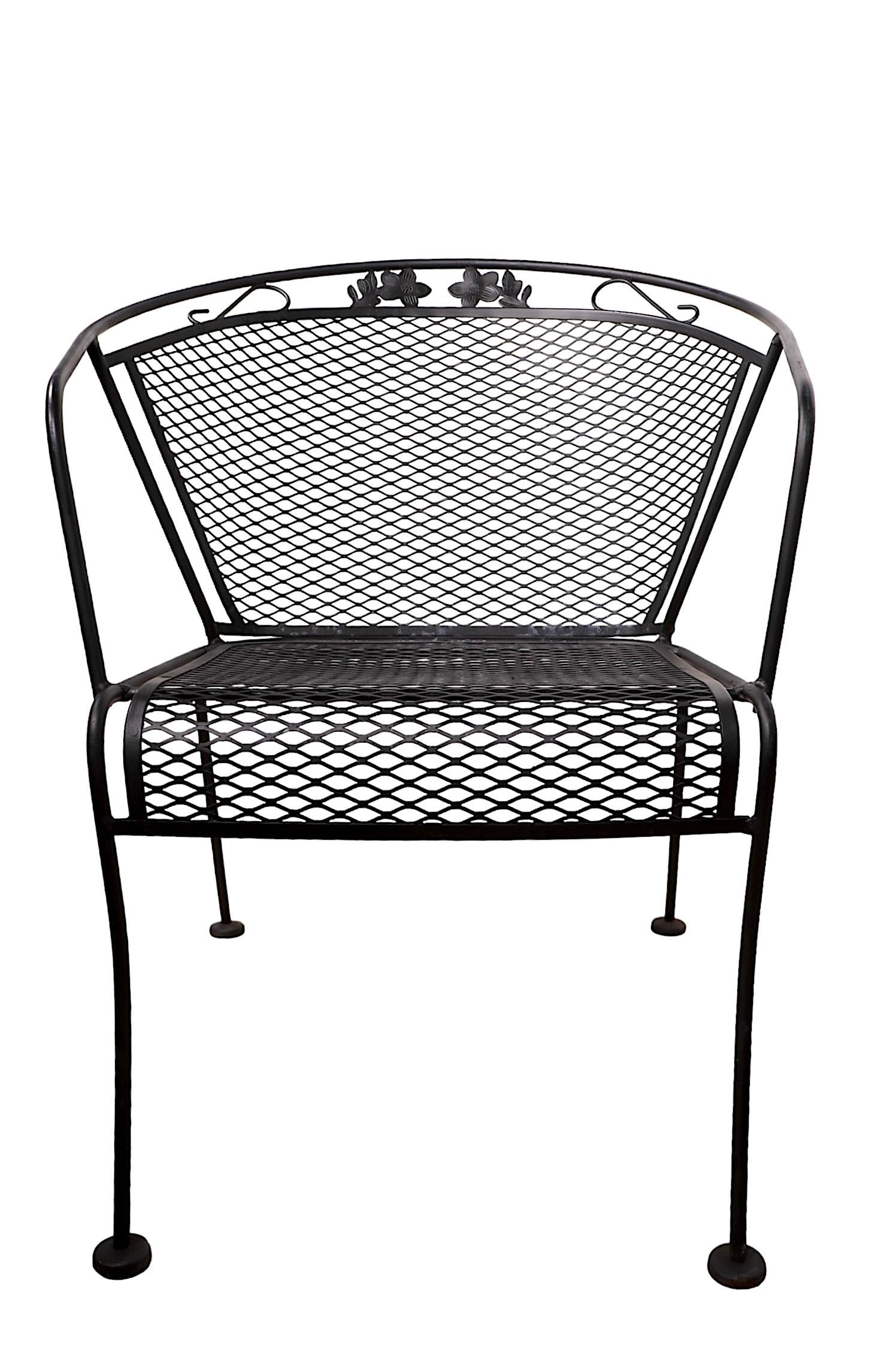 Altezza pranzo in rete di ferro e metallo elegante e raffinata  sedia da giardino, da patio, da piscina, attribuita a The Woodard Furniture Company, anni 1960/70 circa.  La sedia presenta una struttura in tubolare di metallo con decorazioni...  con