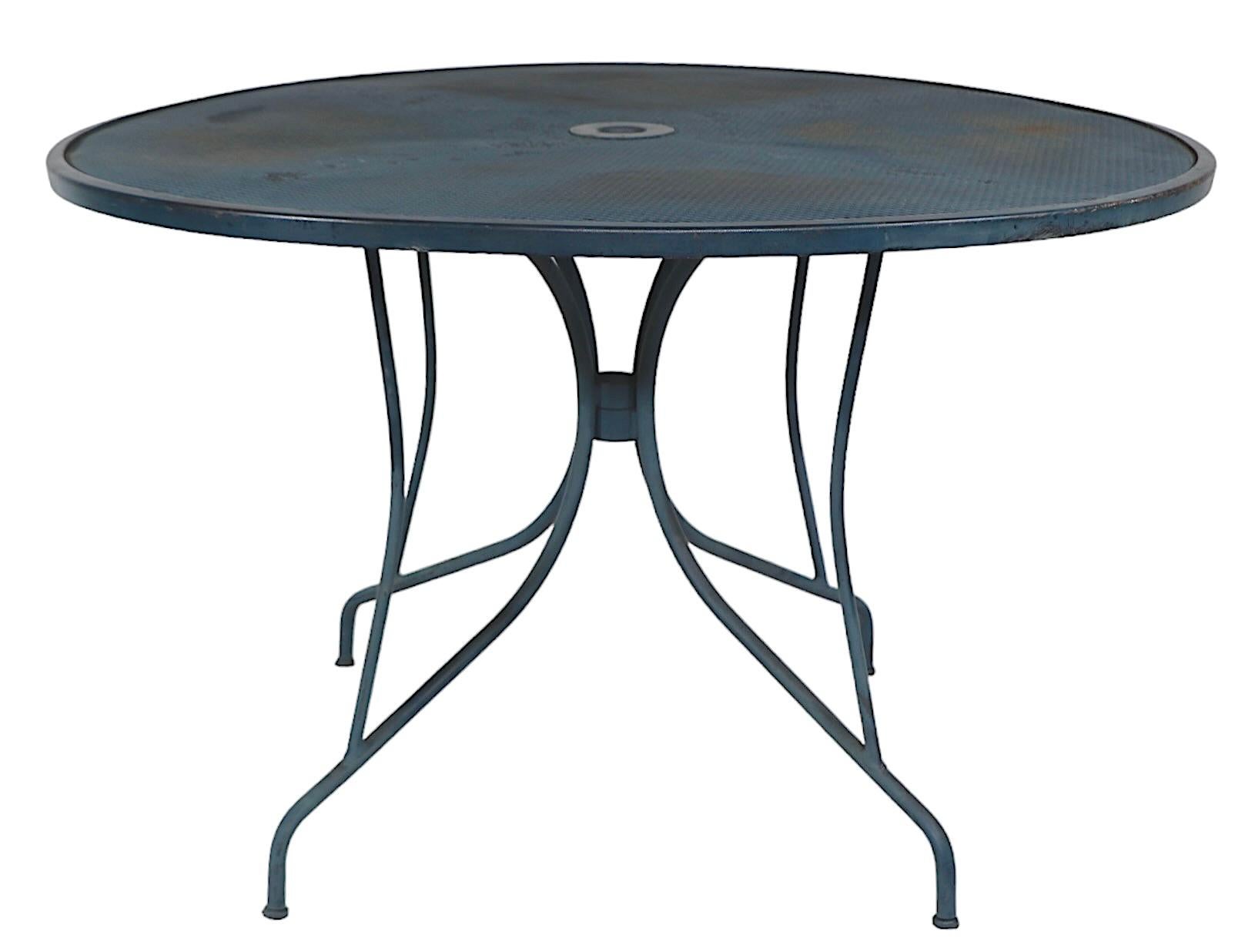Vintage Garden Patio Poolside Cafe Dining Table by Meadowcraft c. 1950/60's In Good Condition For Sale In New York, NY