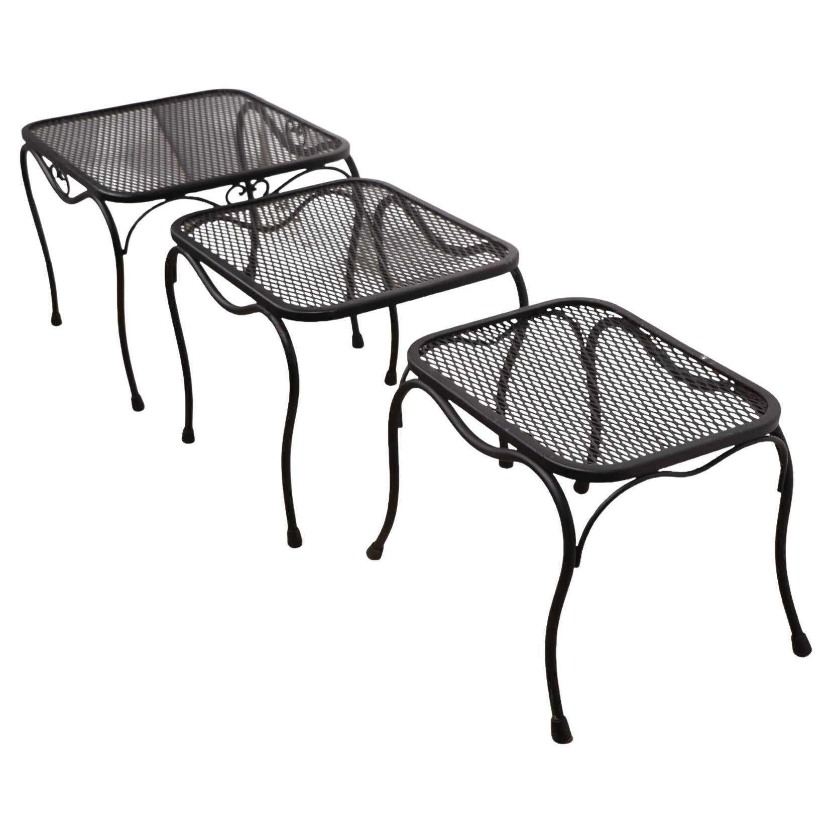 Patio de jardin vintage  Tables empilables en fer forgé attribuées à Woodard vers 1970