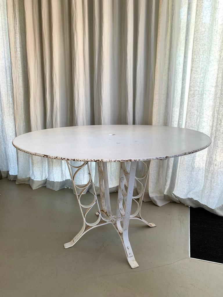 Großer französischer runder Gartentisch im Vintage-Stil mit einem sehr dekorativen Sockel und einem Loch in der Mitte der Tischplatte für einen Regenschirm. Dieser Tisch ist sowohl für den Innen- als auch für den Außenbereich geeignet.