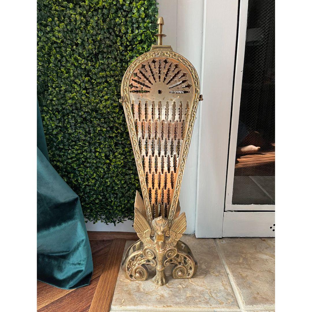 Éventail de cheminée pivotant en laiton vintage Gargoyle Griffin pour paon Bon état - En vente à Portsmouth, VA