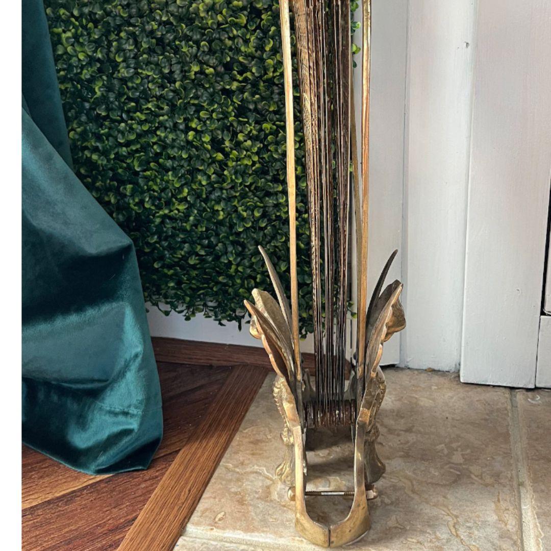 20ième siècle Éventail de cheminée pivotant en laiton vintage Gargoyle Griffin pour paon en vente