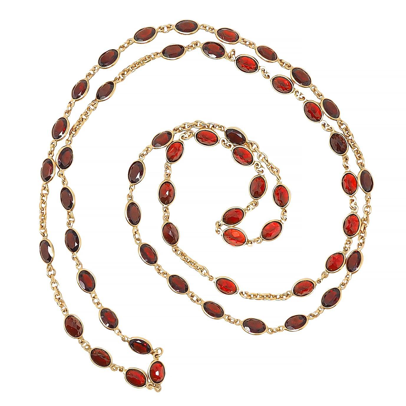 Perlina Collana con granato d'epoca in oro giallo 14 carati con castone a catena in vendita